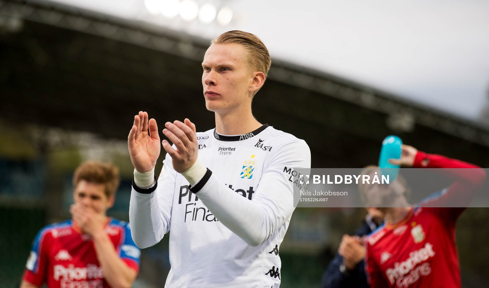IFK Göteborgs målvakt Pontus Dahlberg tackar publiken