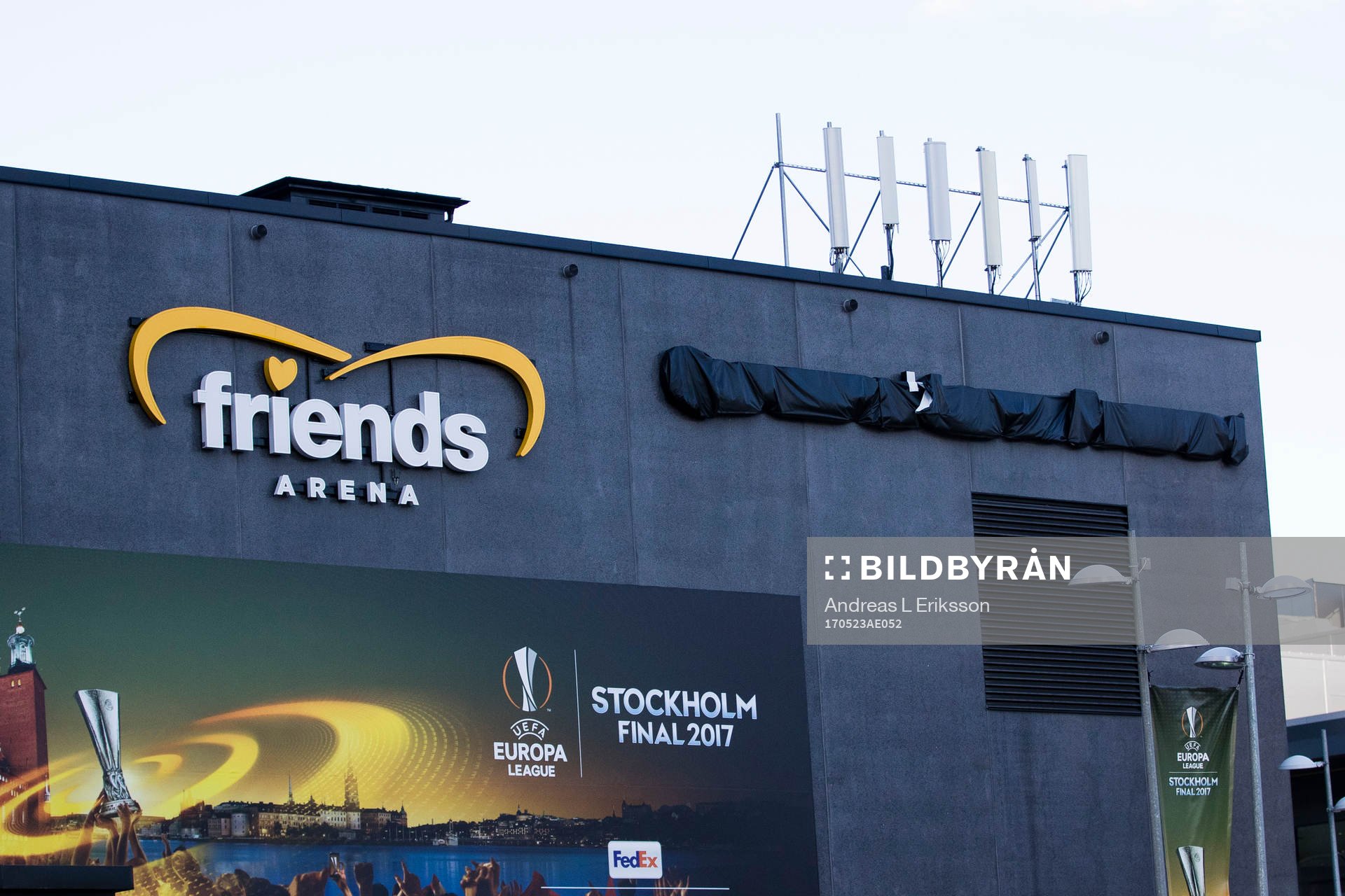 Skylten för ett hotell är övertäckt på Friends Arena