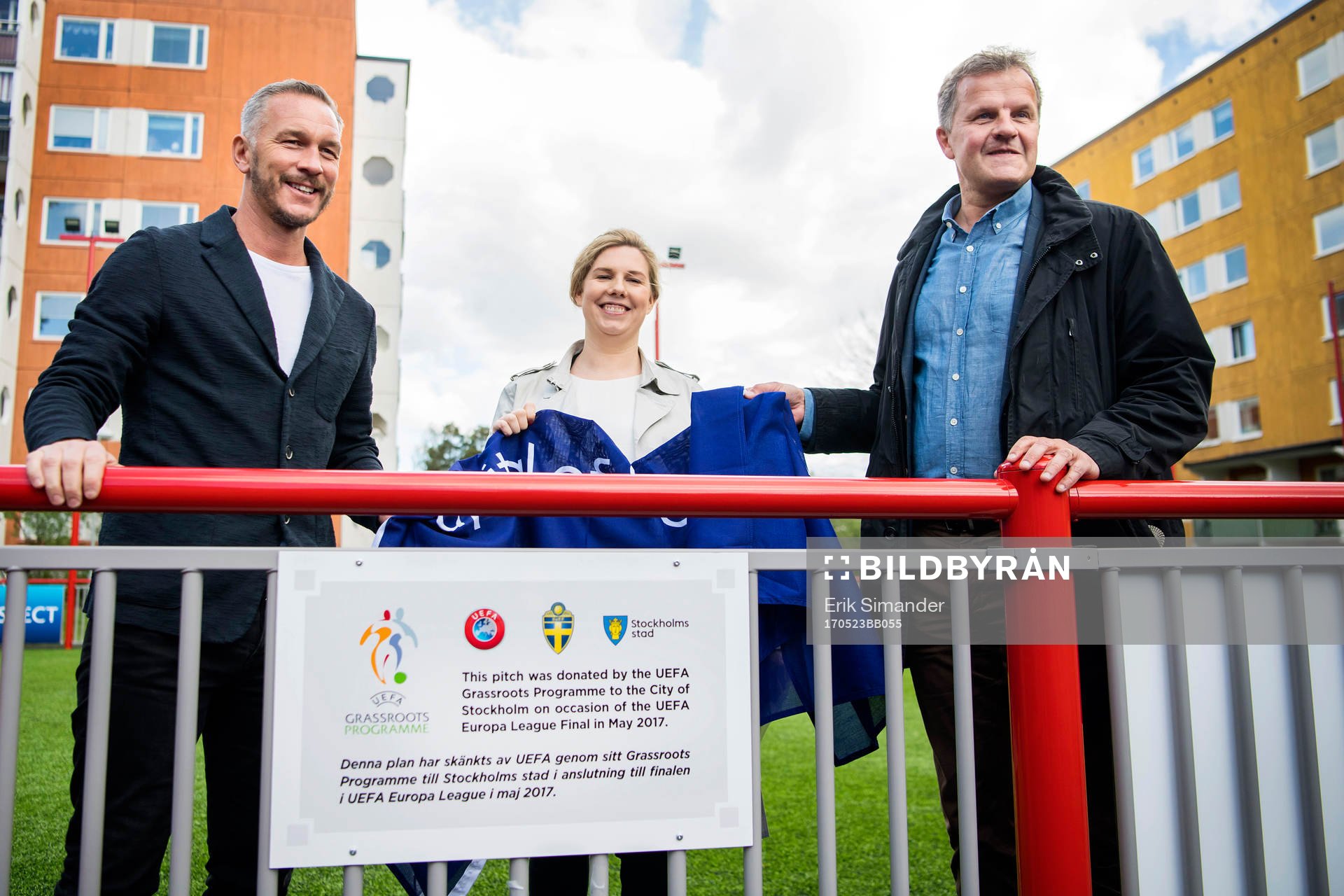 Patrik Andersson, UEFA Europa League-finalens ambassadör, Emilia Bjuggren, Idrottsborgarråd Stockholms och Lars Ekholmer, Styrelseordförande Stockholms Fotbollförbund, under invigningen av den UEFA-skänkta konstgräsplanen den 23 maj 2017 i Husby.