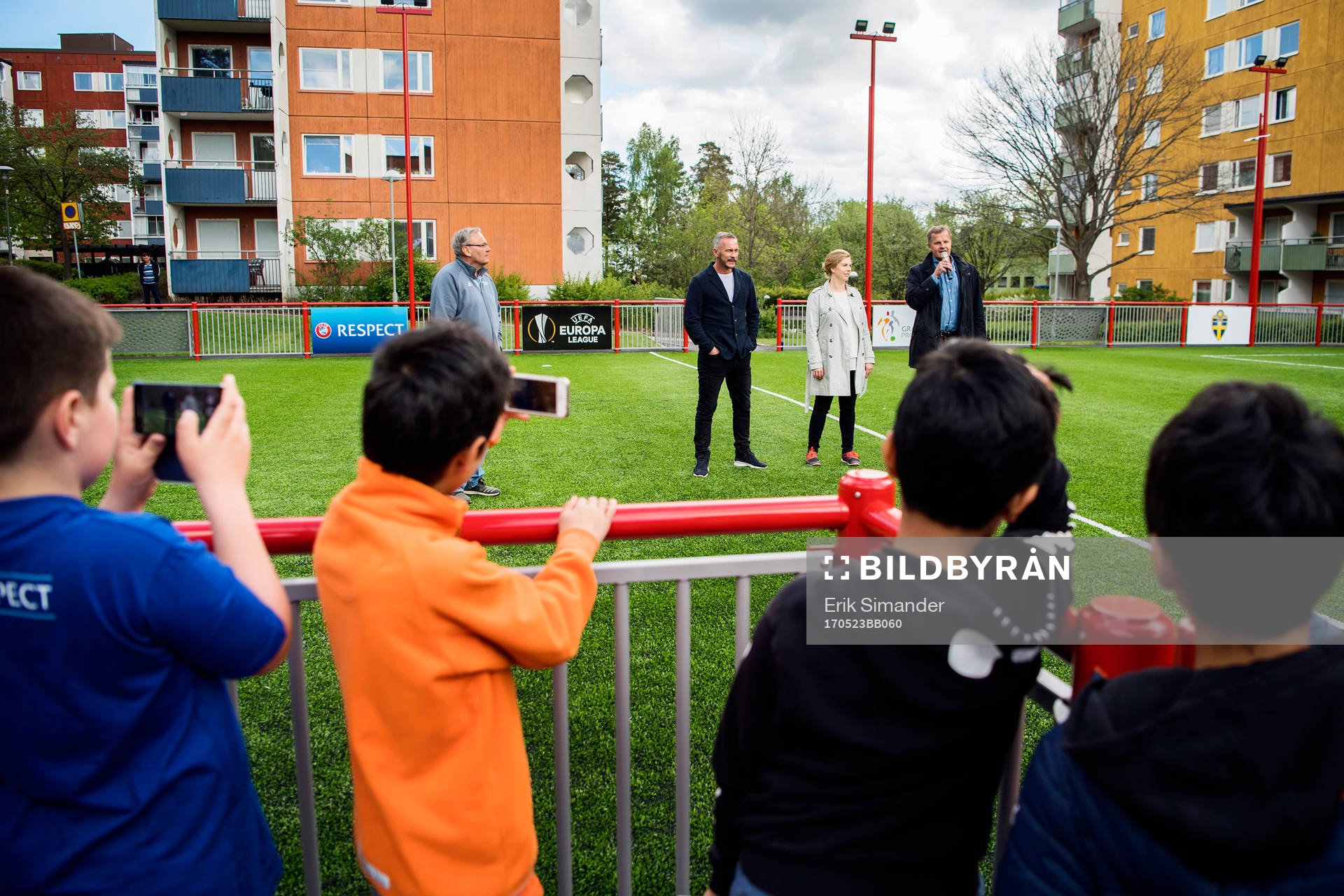 Patrik Andersson, UEFA Europa League-finalens ambassadör, Emilia Bjuggren, Idrottsborgarråd Stockholms och Lars Ekholmer, Styrelseordförande Stockholms Fotbollförbund, under invigningen av den UEFA-skänkta konstgräsplanen den 23 maj 2017 i Husby.