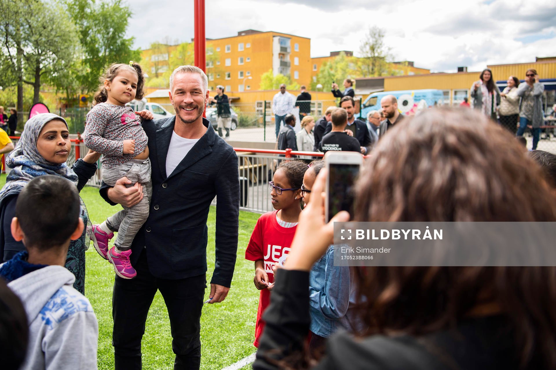 Patrik Andersson, UEFA Europa League-finalens ambassadör under invigningen av den UEFA-skänkta konstgräsplanen den 23 maj 2017 i Husby.