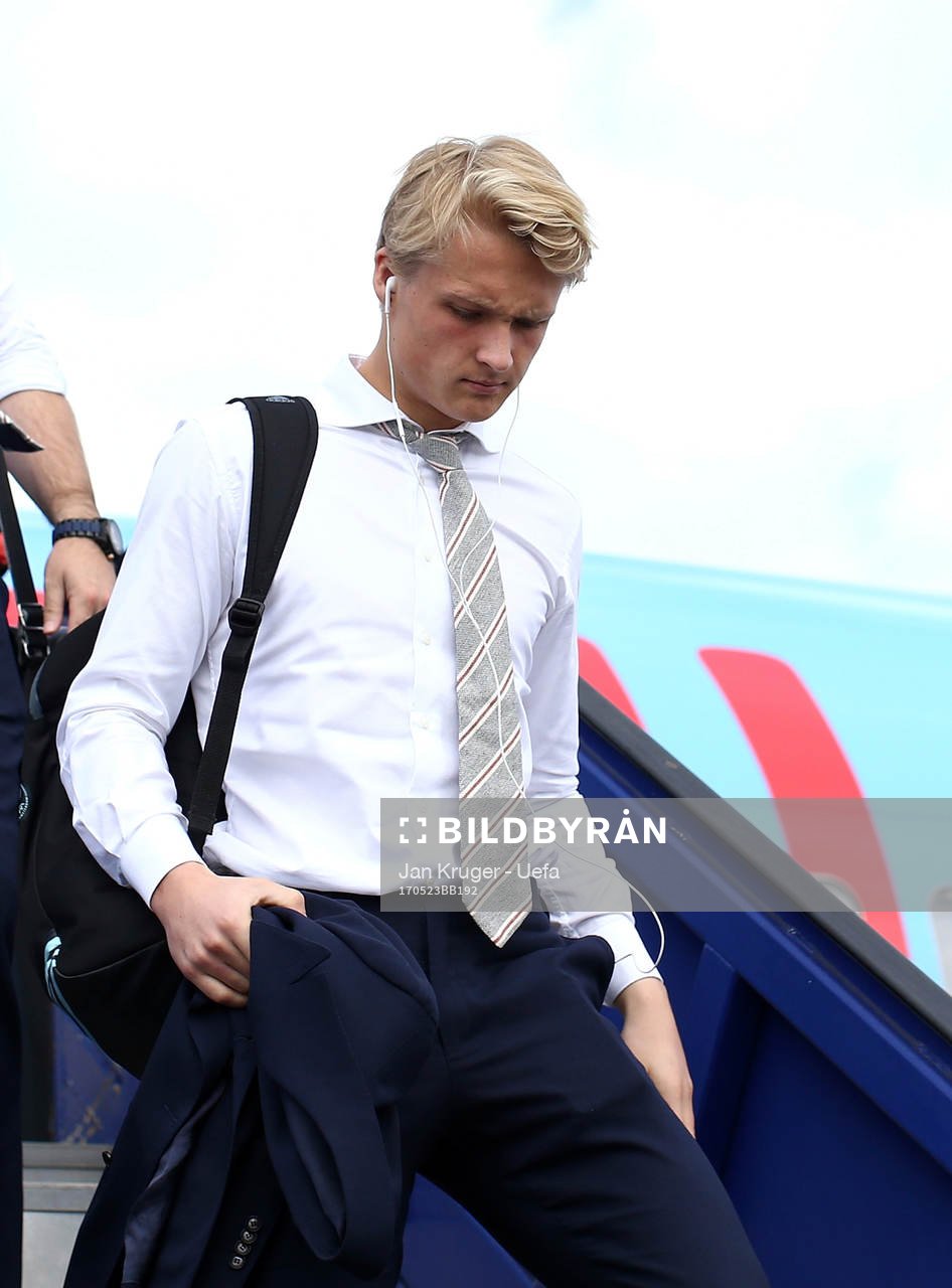 Kasper Dolberg of Ajax arrives with team mates