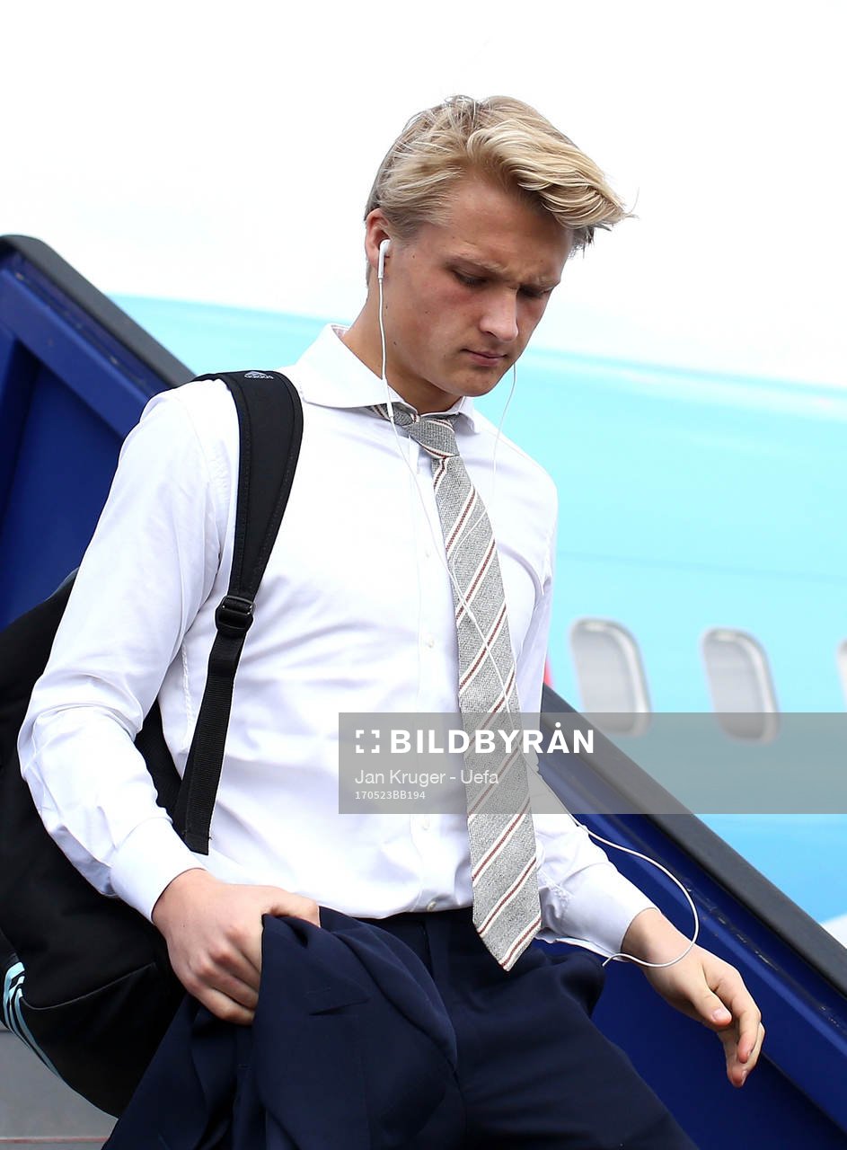 Kasper Dolberg of Ajax arrives with team mates