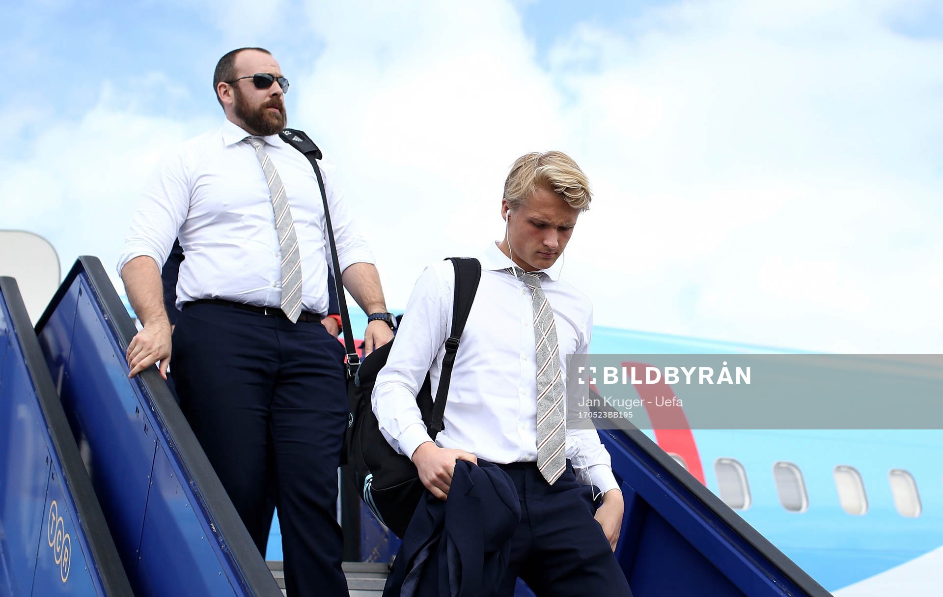 Kasper Dolberg of Ajax arrives with team mates