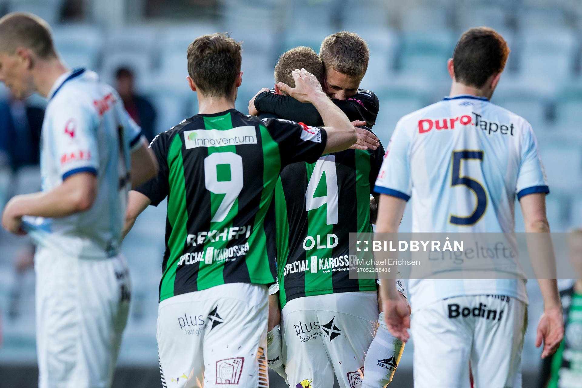 GAIS Steven Old jublar och omfamnas av Erik Westermark