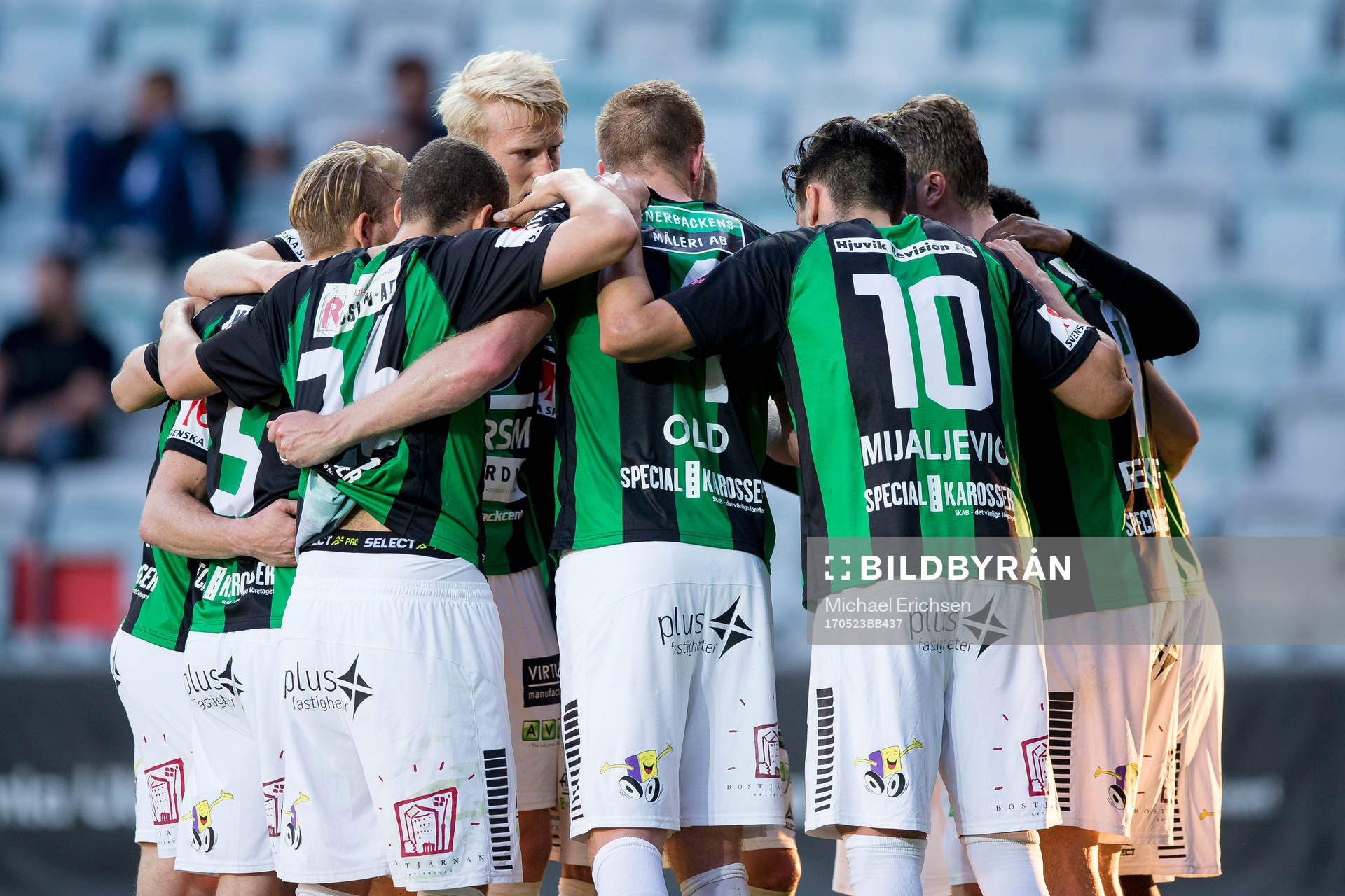 GAIS Steven Old jublar och omfamnas efter 1-0 under fotbollsmatchen i Superettan mellan GAIS och Gefle den 23 maj 2017 i Göteborg.