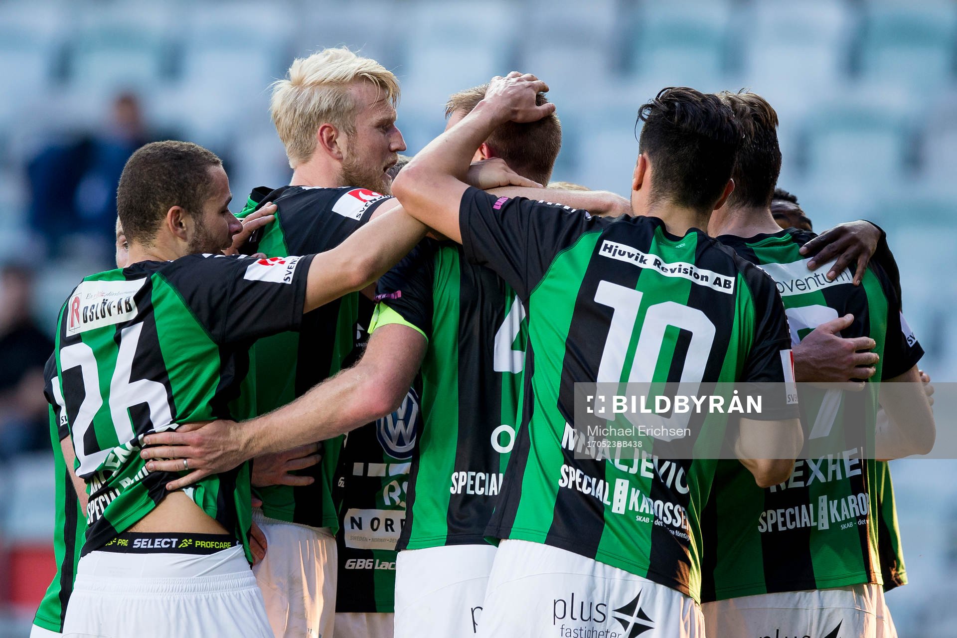 GAIS Steven Old jublar och omfamnas efter 1-0 under fotbollsmatchen i Superettan mellan GAIS och Gefle den 23 maj 2017 i Göteborg.
