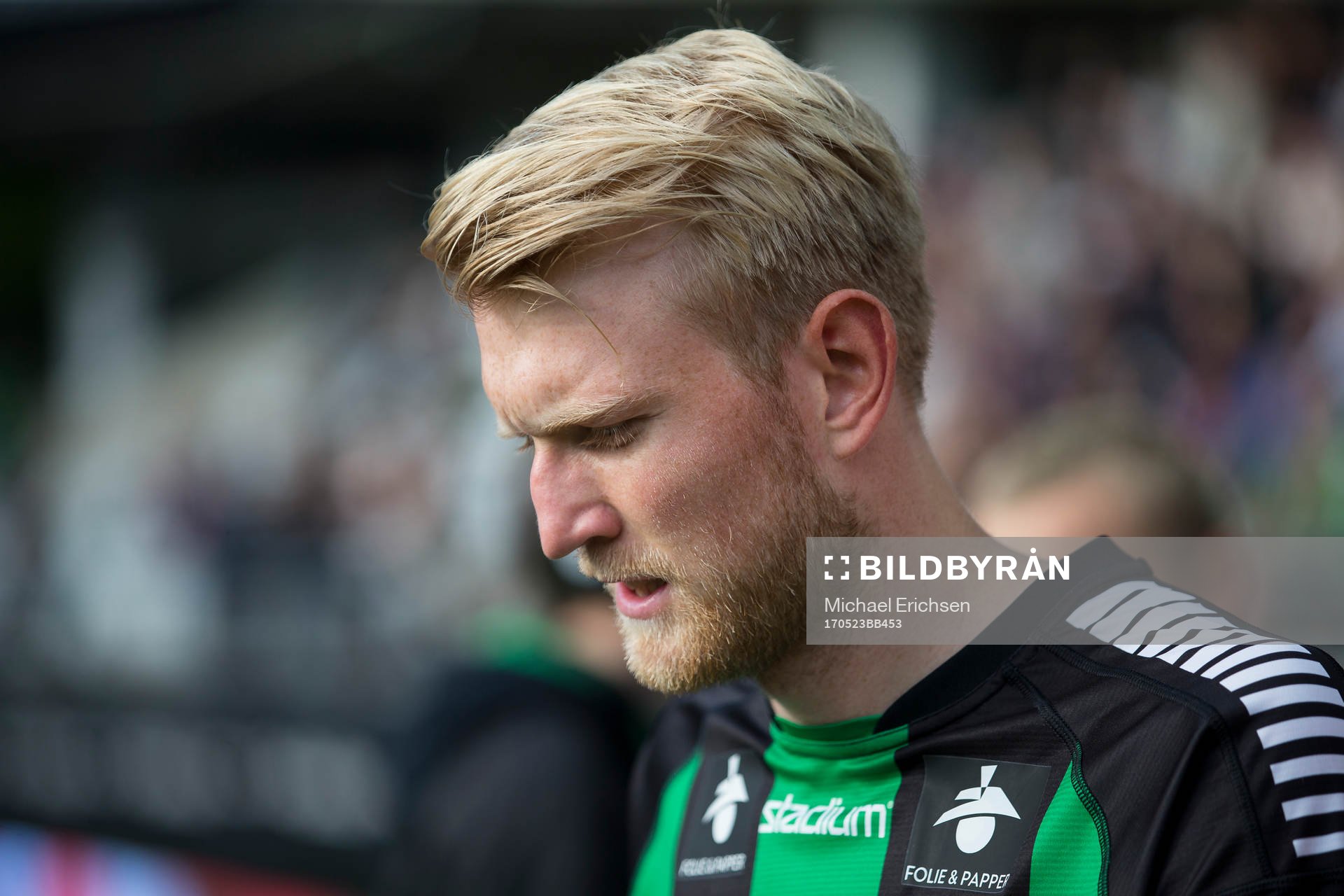 GAIS Carl Nyström på väg in till fotbollsmatchen i