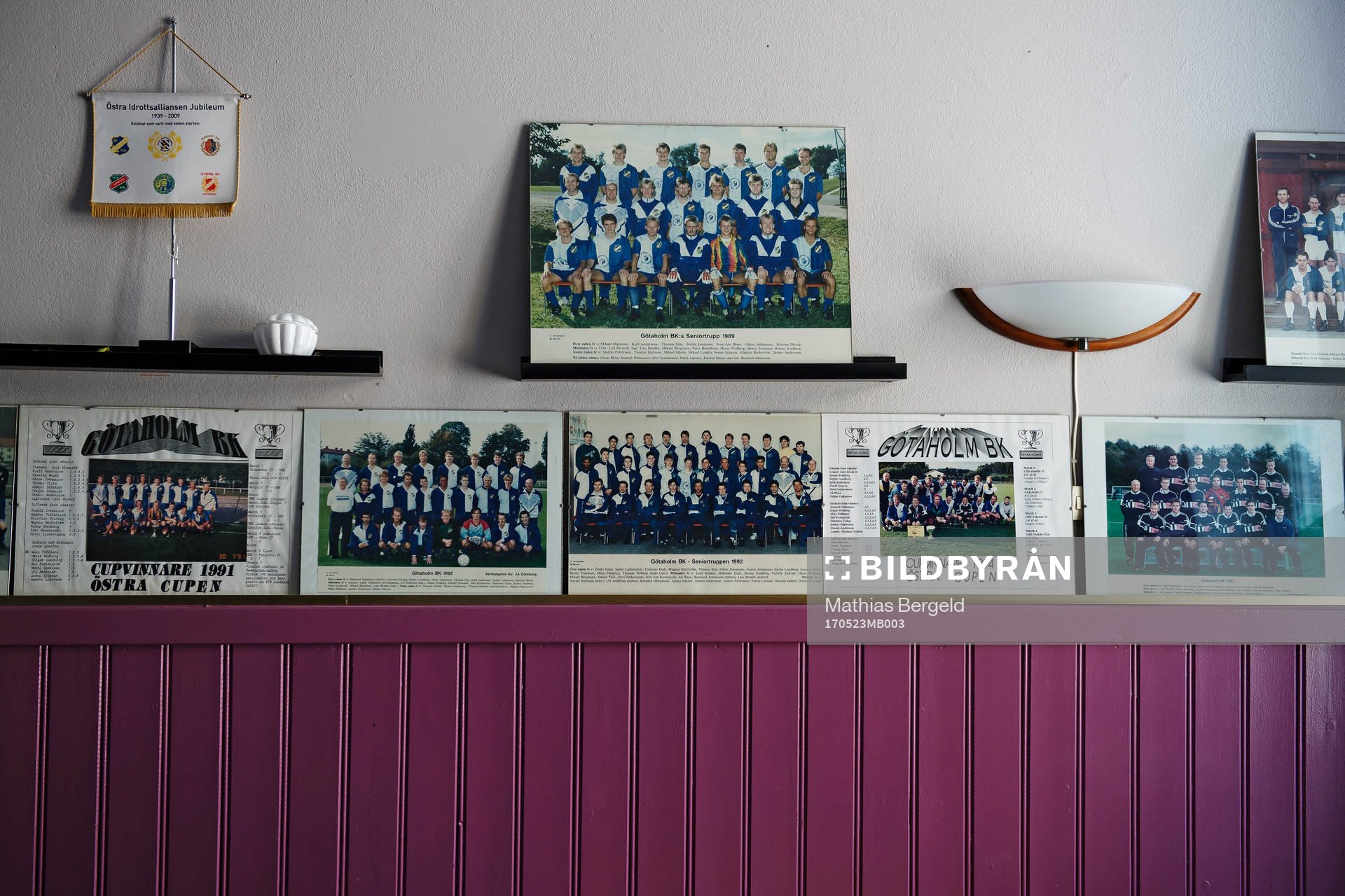En vägg med bilder på tidigare lag