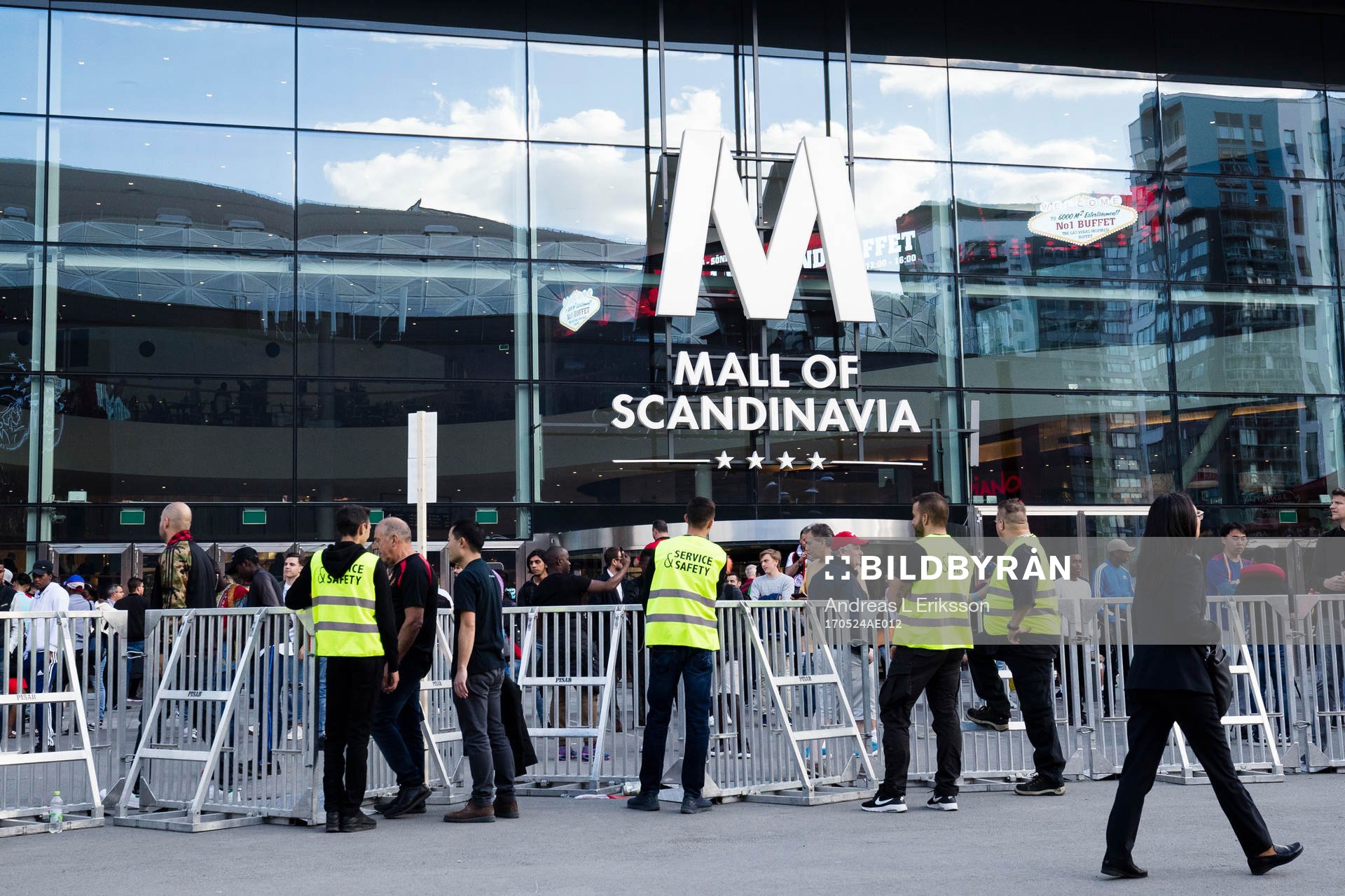 Publikinsläpp utanför Mall of Scandinavia innan finalen i
