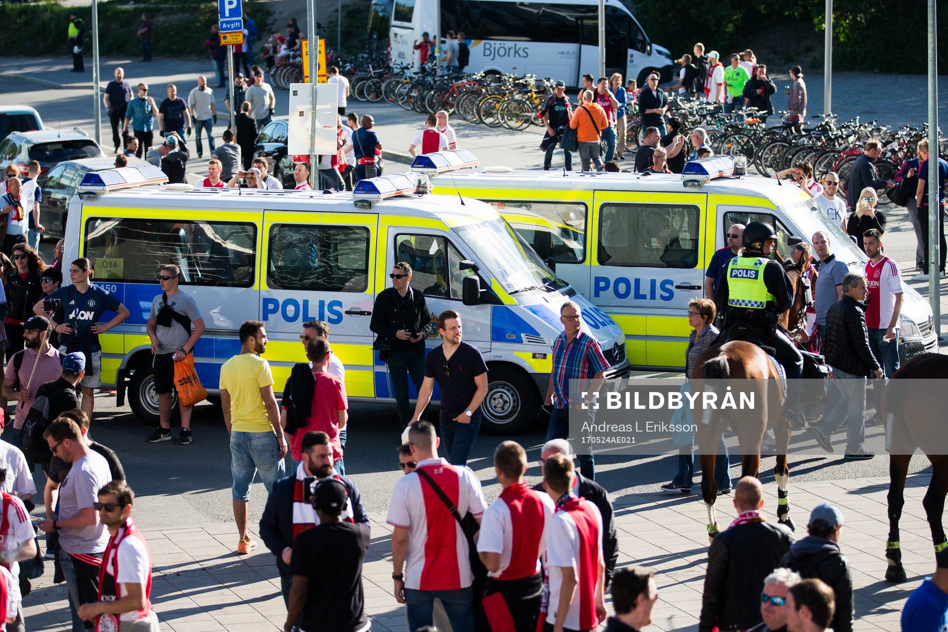 Polisbilar utanför arenan innan finalen i Europa League