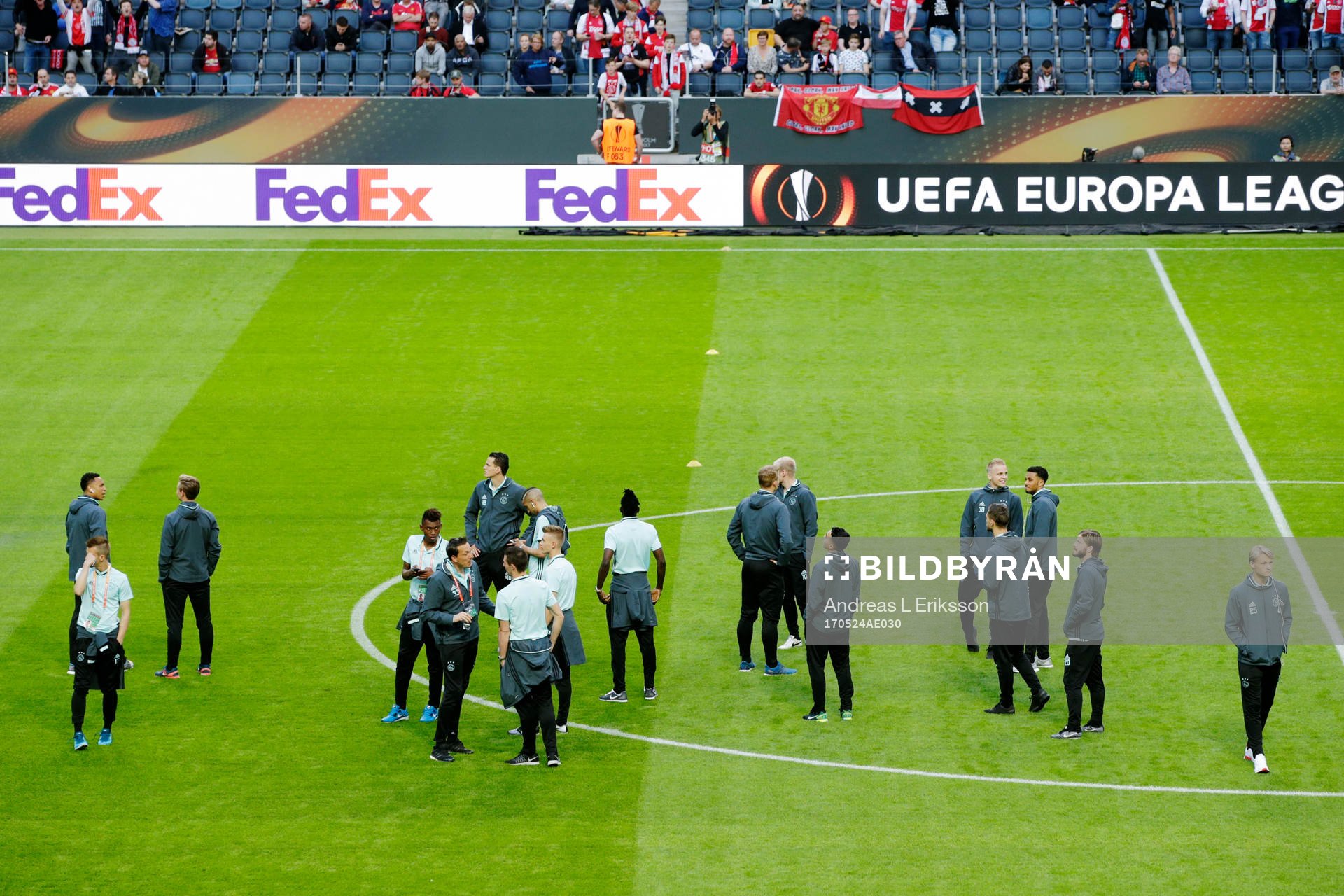 Ajax spelare inspekterar planen