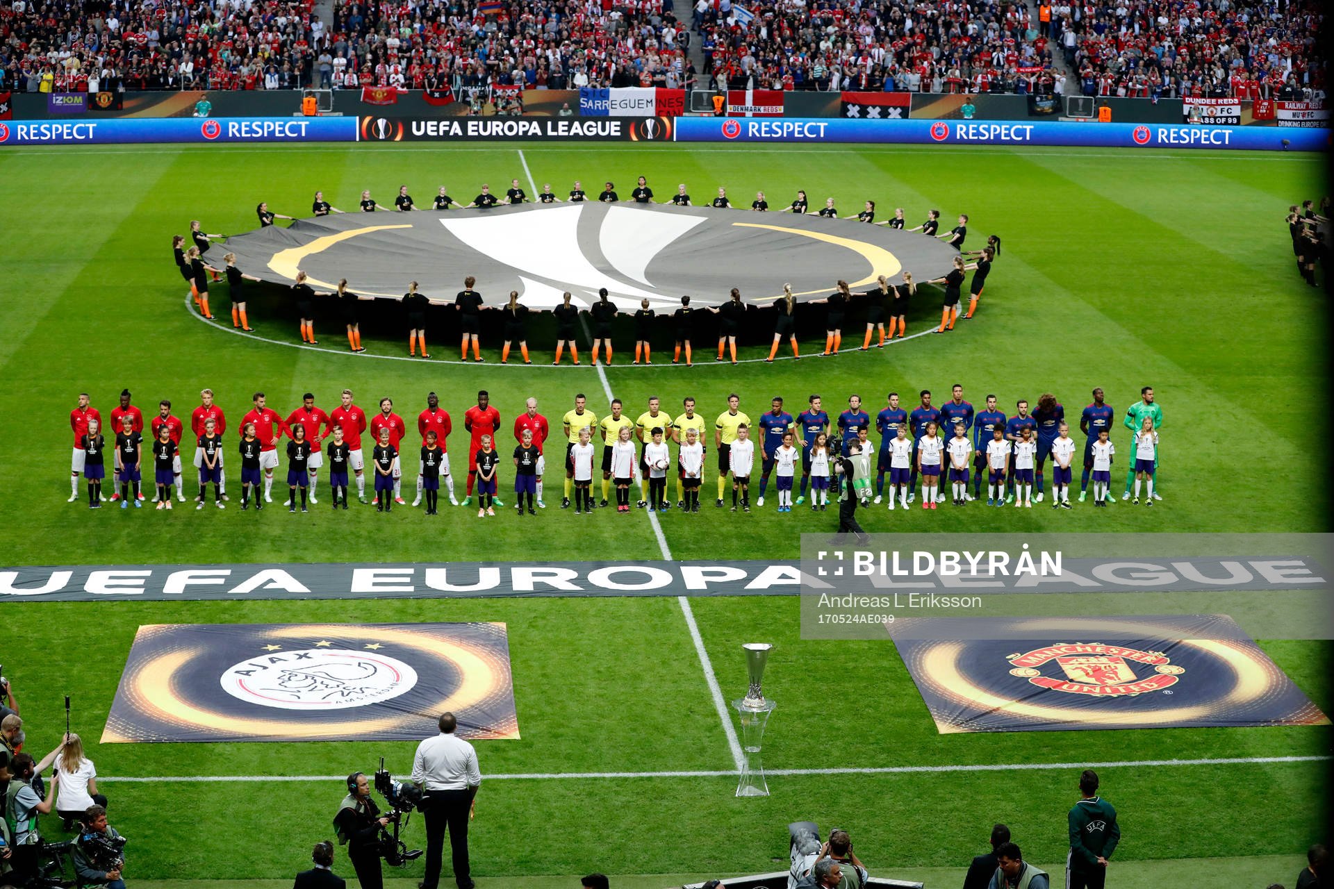 Manchester Uniteds och Ajax spelare står uppställda