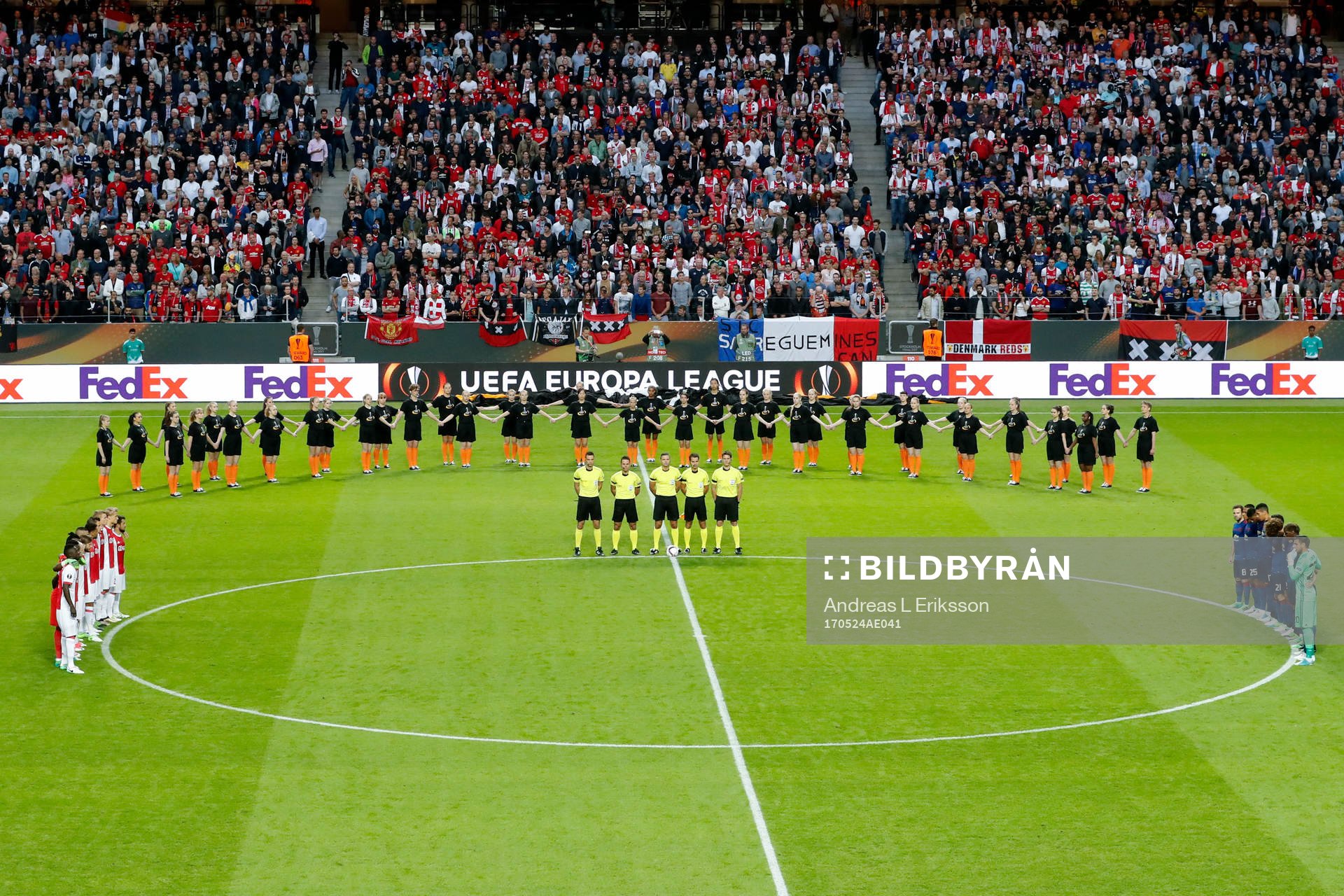 Manchester Uniteds och Ajax spelare i en tyst minut för