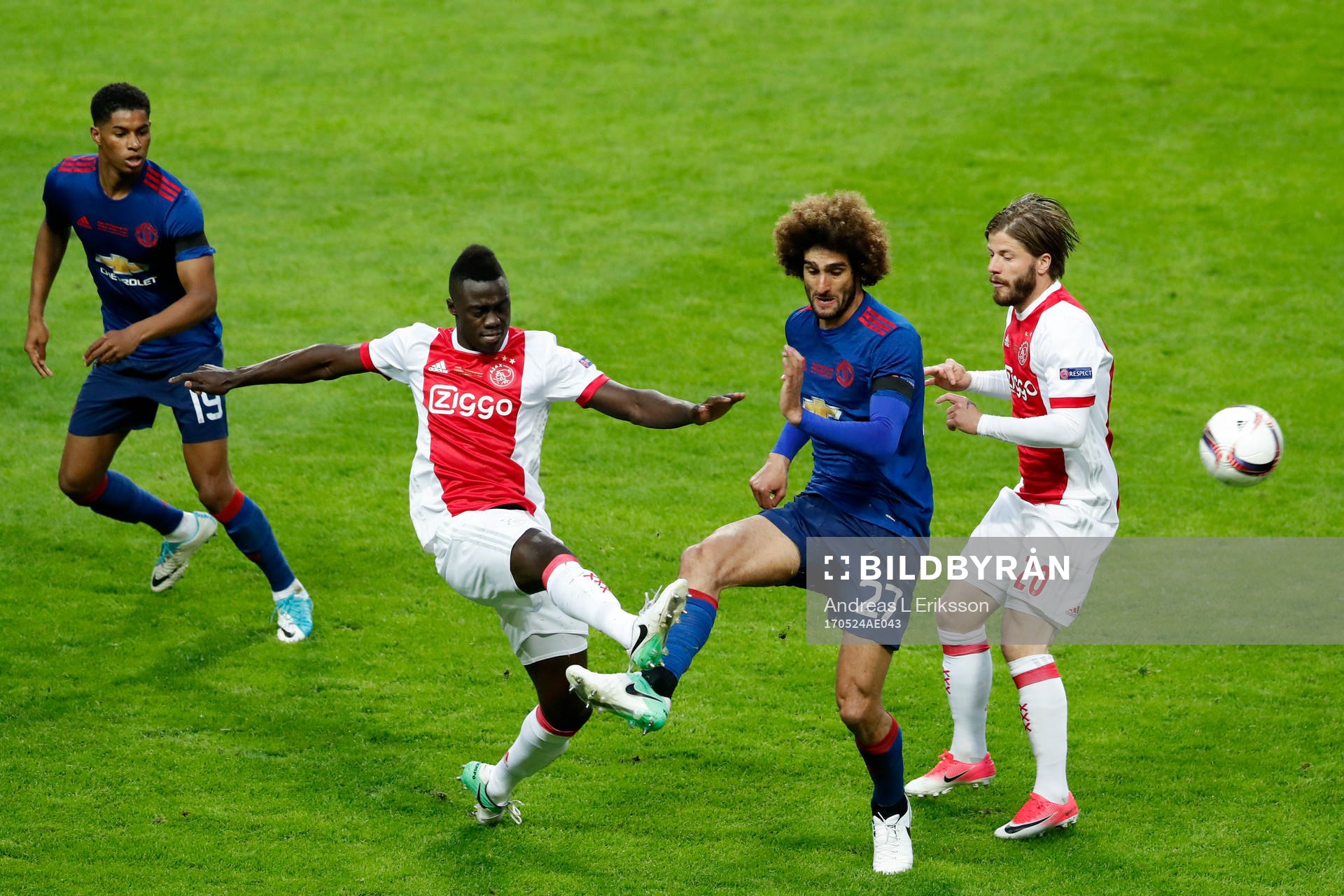 Ajax Davinson Sánchez och Lasse Schöne i kamp med Manchester Uniteds Marouane Fellaini under finalen i Europa League mellan Ajax och Manchester United den 24 maj 2017 i Stockholm.