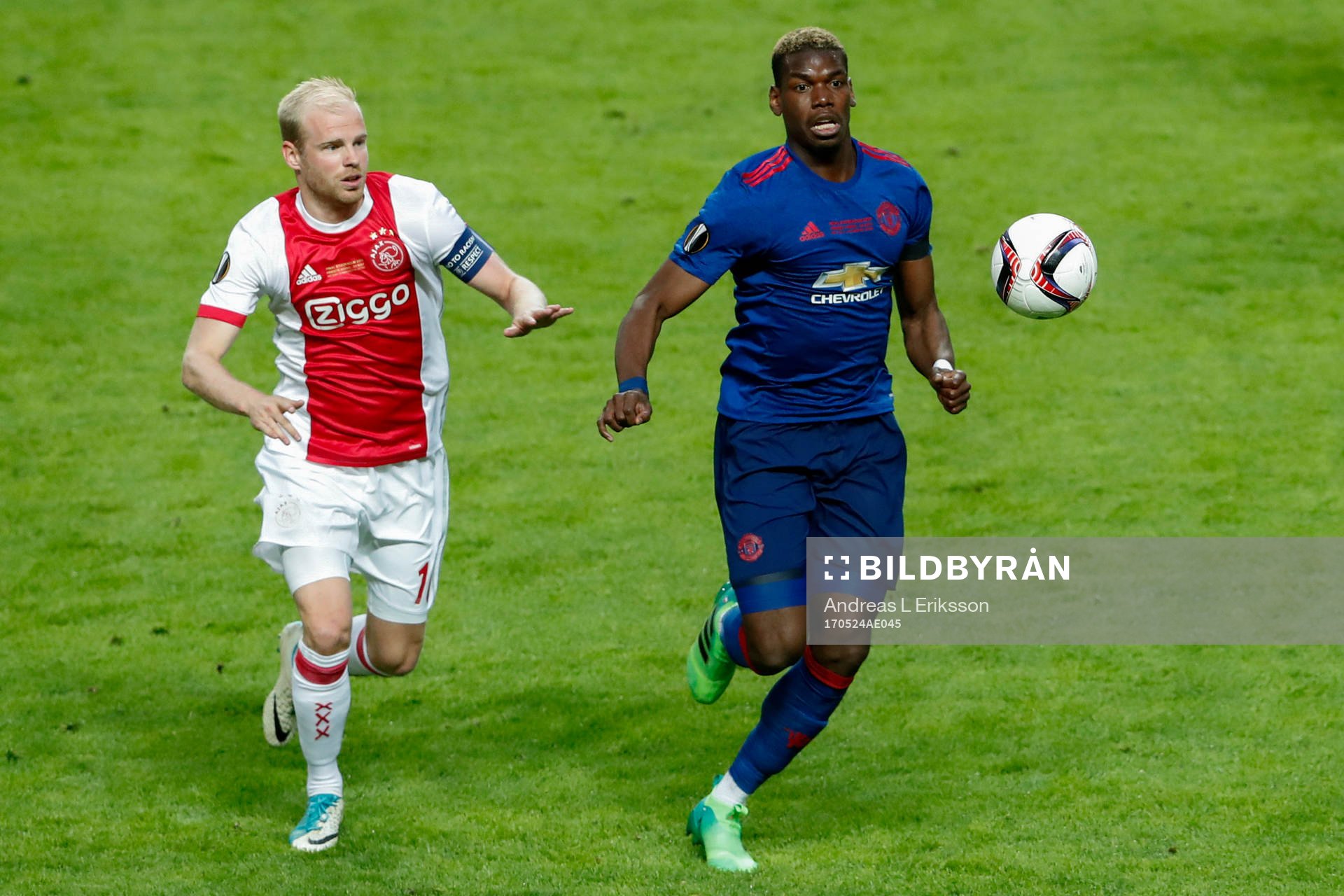 Ajax Davy Klaassen och Manchester Uniteds Paul Pogba