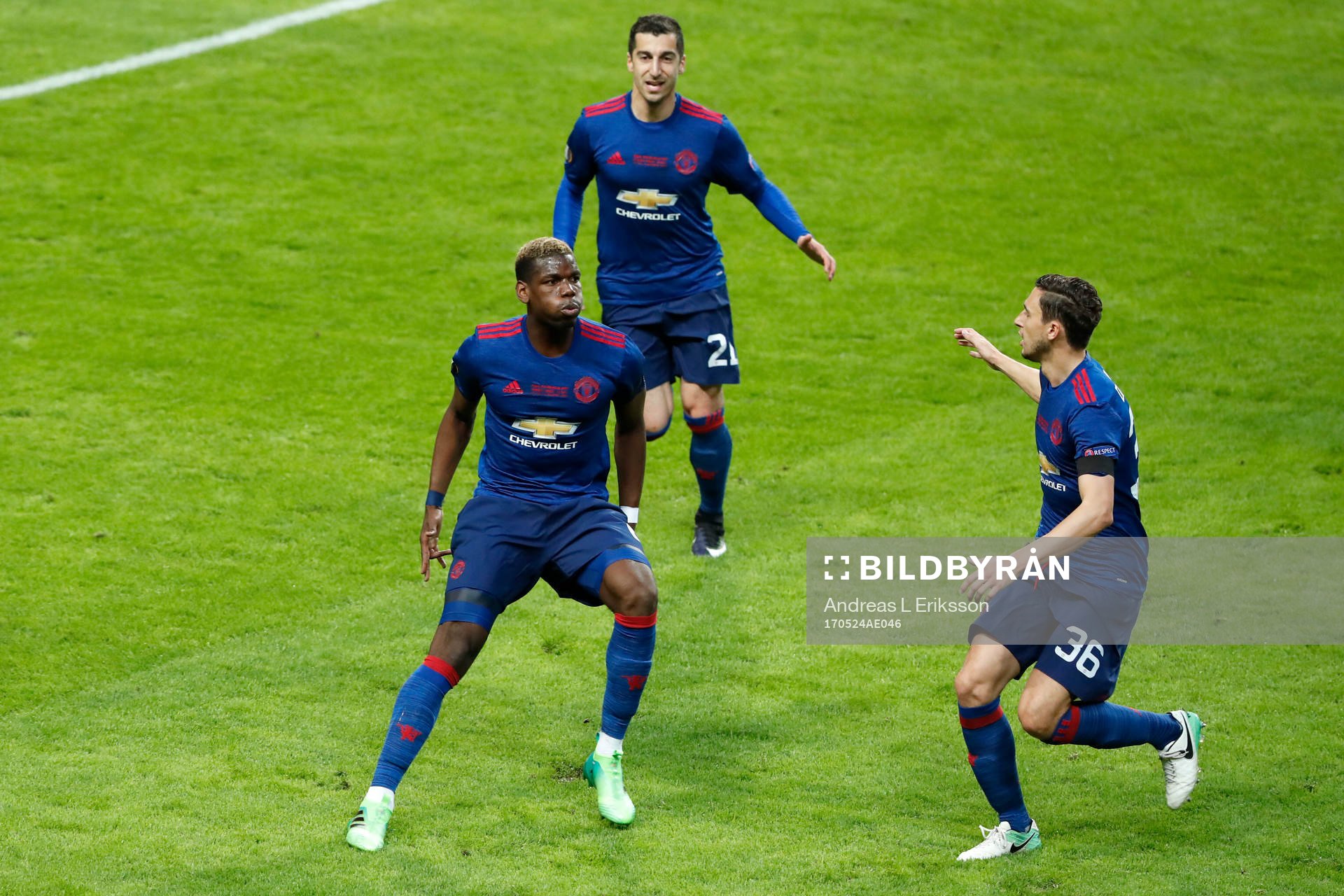 Manchester Uniteds Paul Pogba med Henrikh Mkhitaryan och Matteo Darmian efter att han gjort 1-0-målet under finalen i Europa League mellan Ajax och Manchester United den 24 maj 2017 i Stockholm.