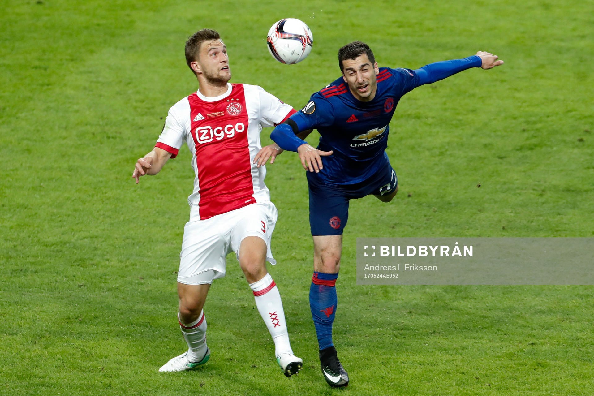 Ajax Joël Veltman och Manchester Uniteds Henrikh