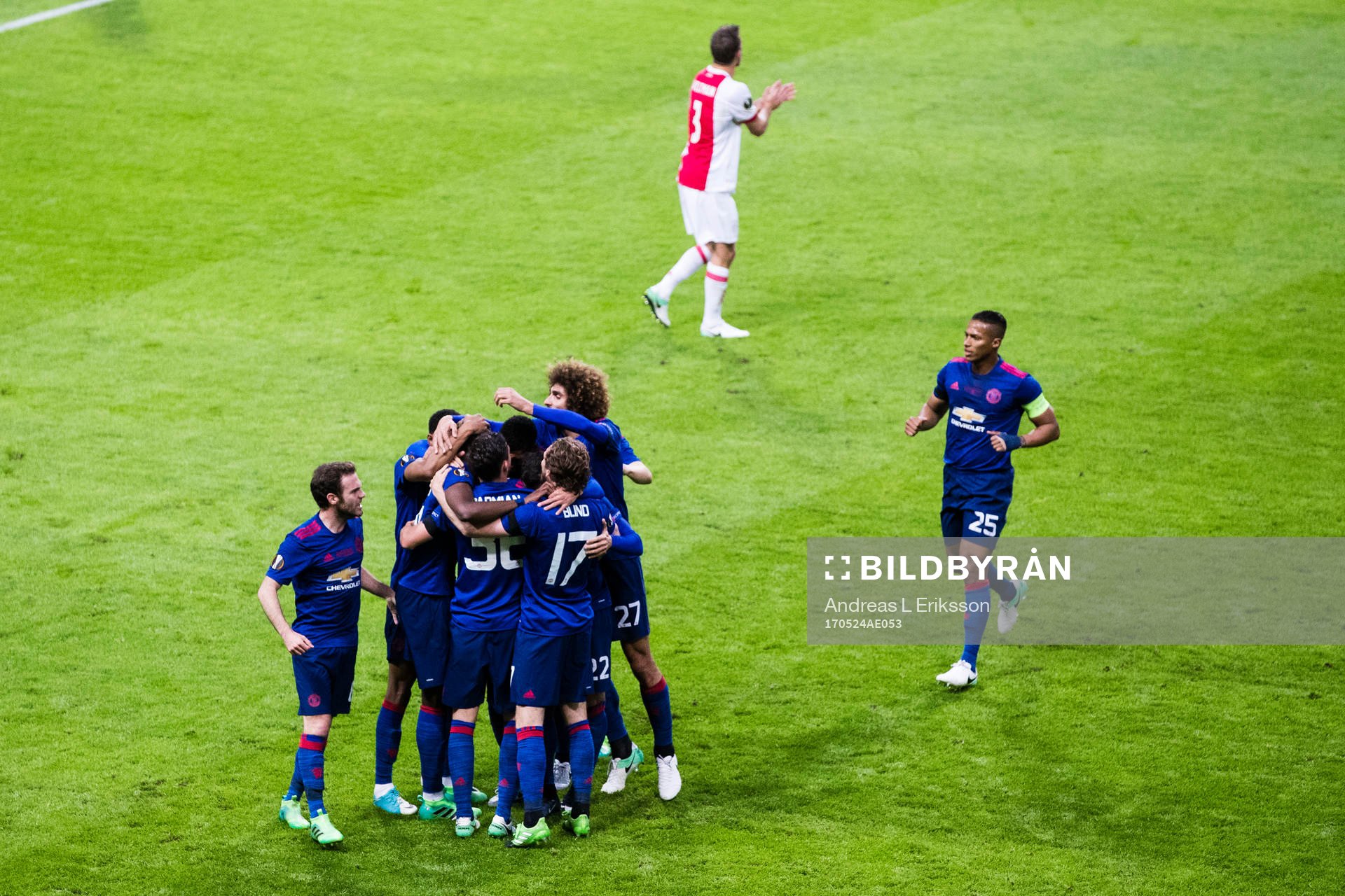 Manchester Uniteds spelare jublar