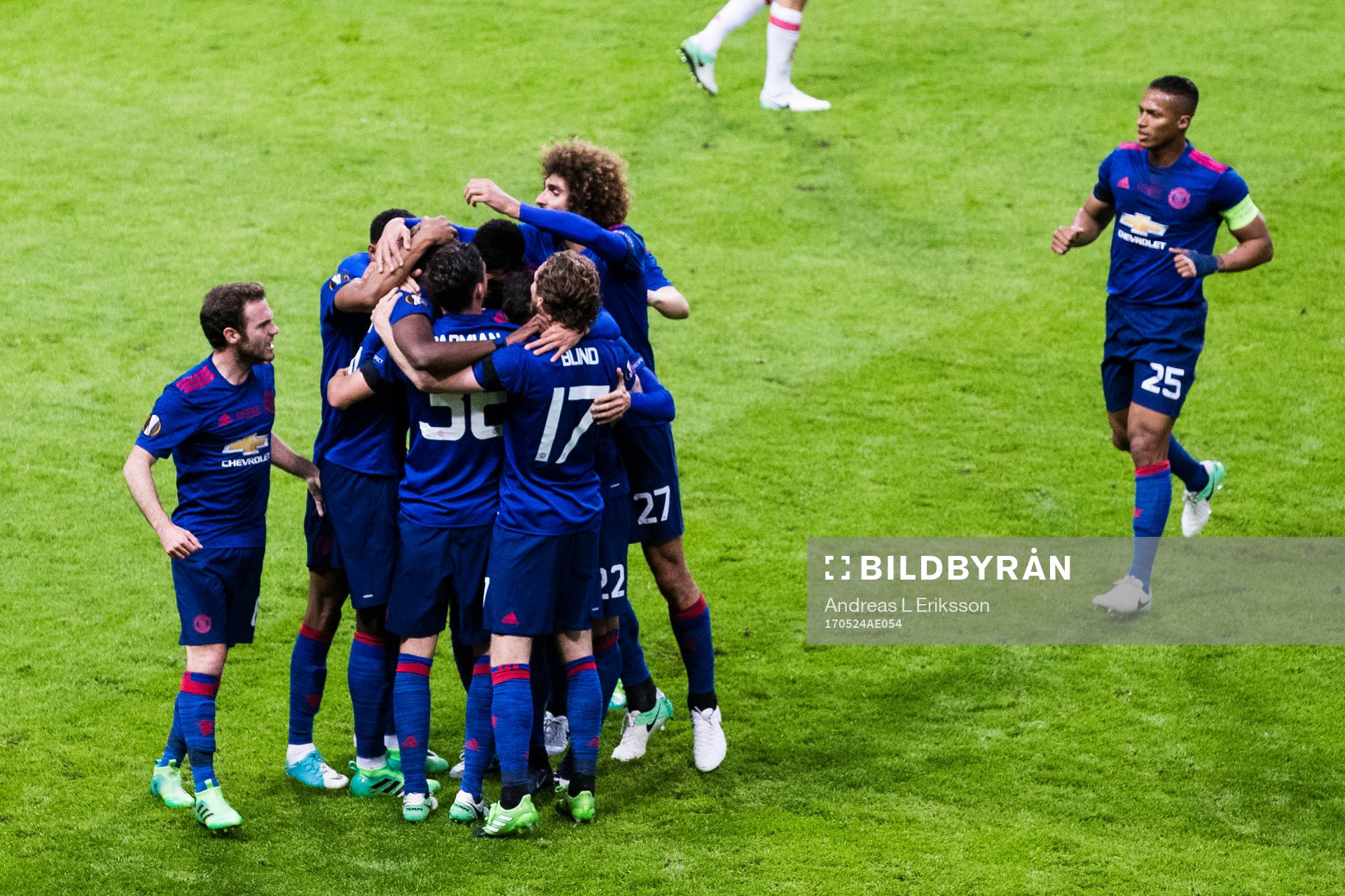 Manchester Uniteds spelare jublar