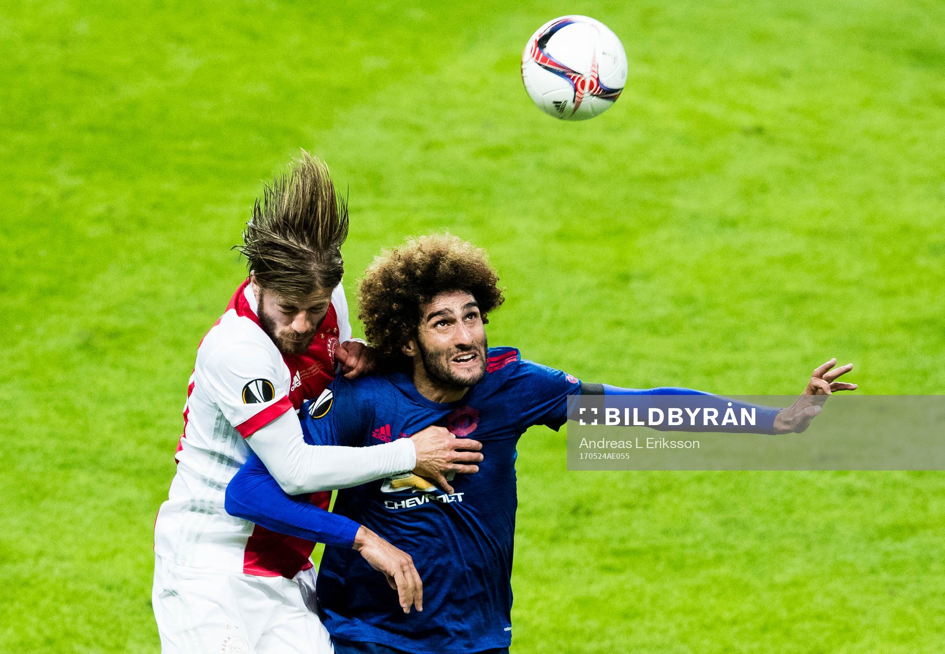 Ajax Lasse Schöne i en nickduell med Manchester Uniteds Marouane Fellaini under finalen i Europa League mellan Ajax och Manchester United den 24 maj 2017 i Stockholm. 