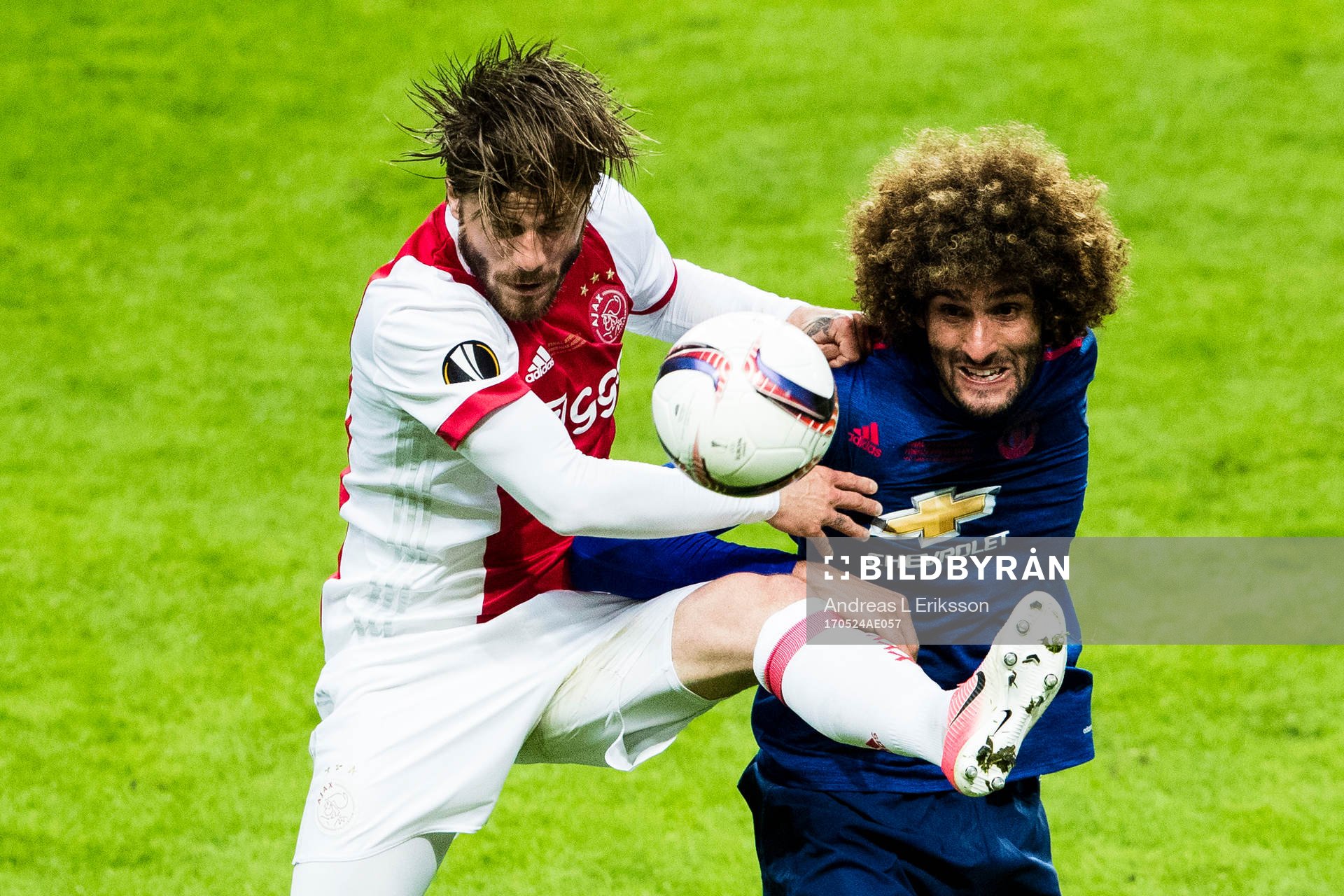 Ajax Lasse Schöne i en nickduell med Manchester Uniteds Marouane Fellaini under finalen i Europa League mellan Ajax och Manchester United den 24 maj 2017 i Stockholm.