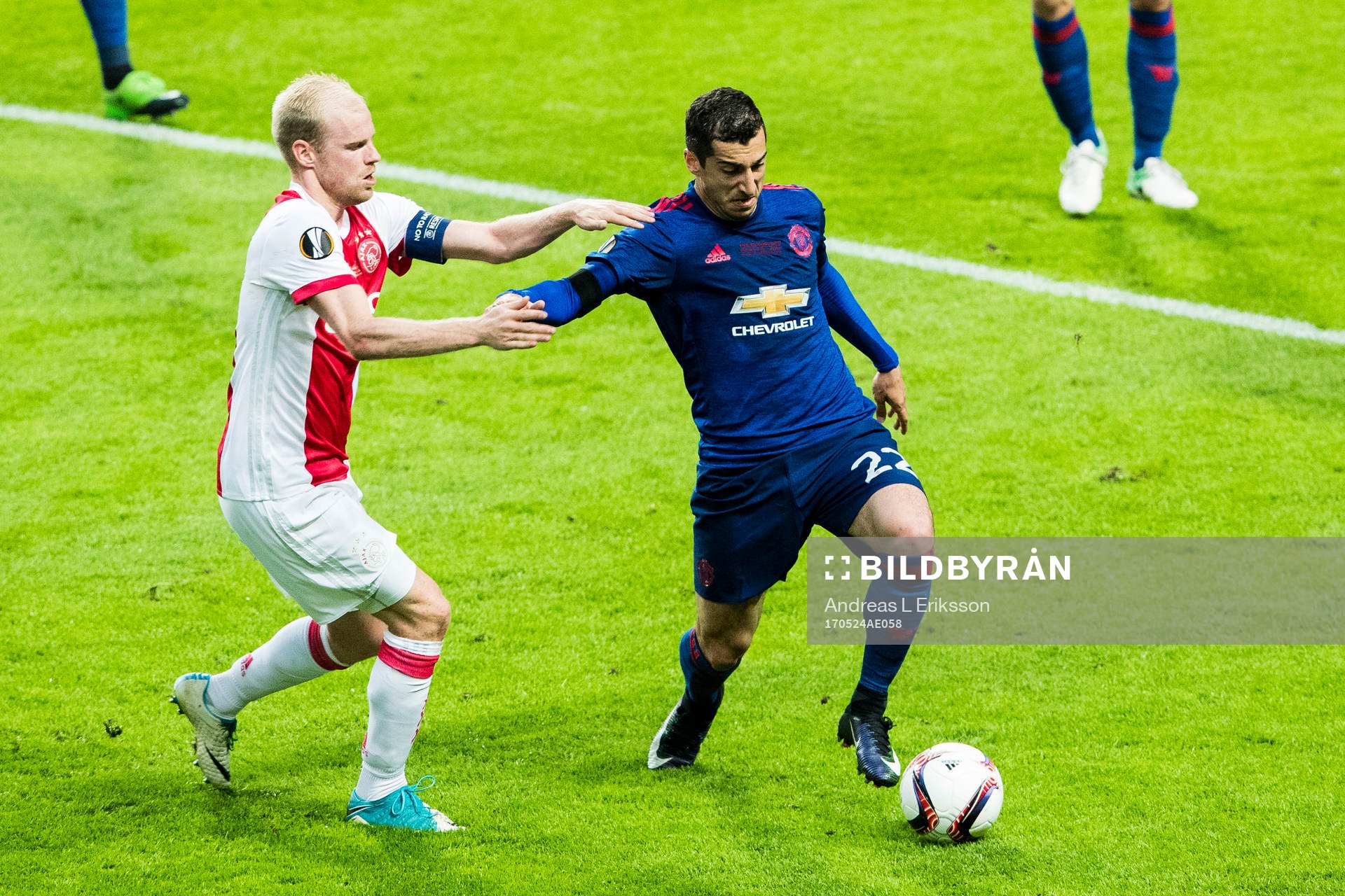 Ajax Lasse Schöne i kamp om bollen med Manchester Uniteds