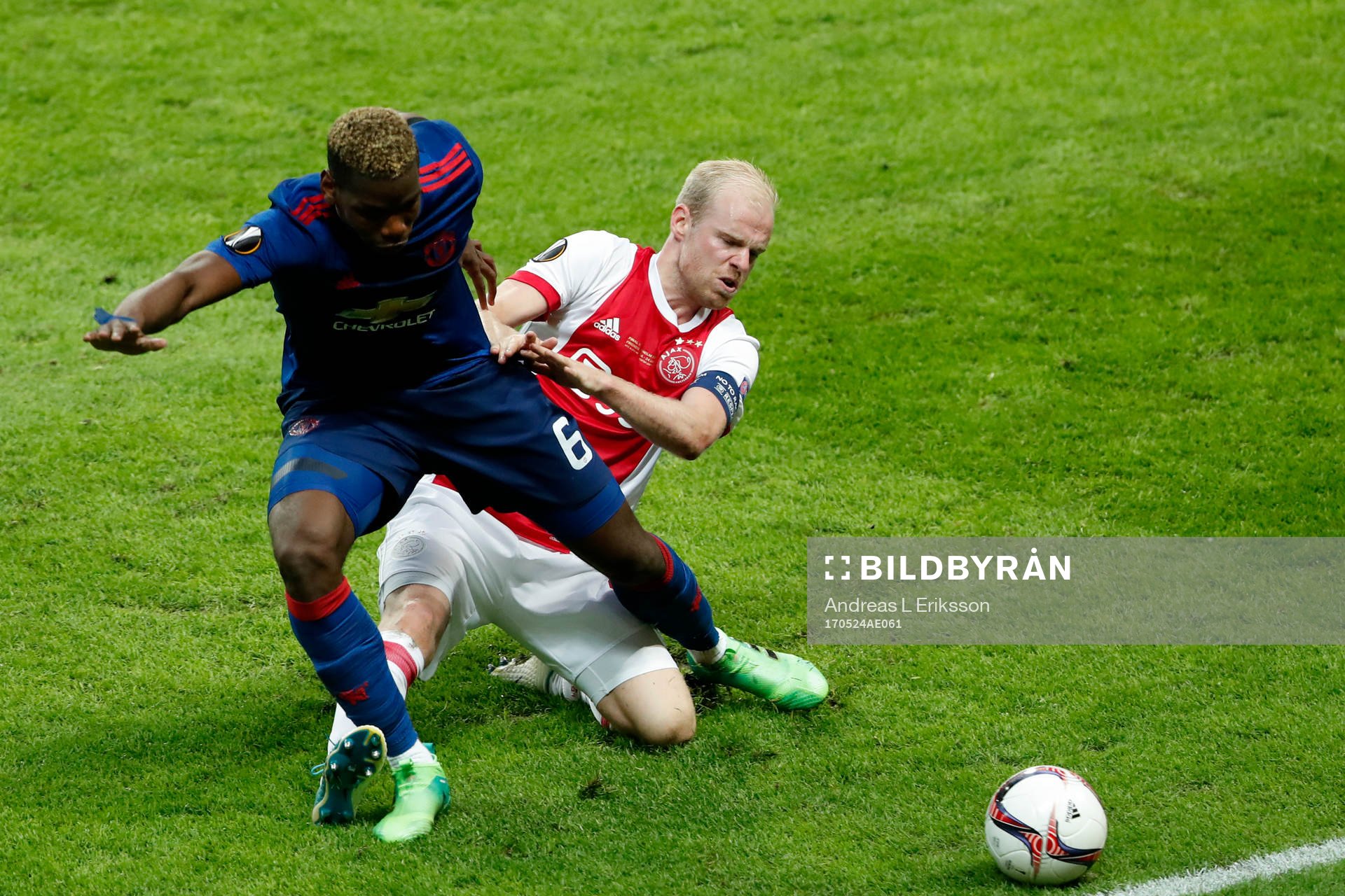 Manchester Uniteds Paul Pogba och Ajax Davy Klaassen i