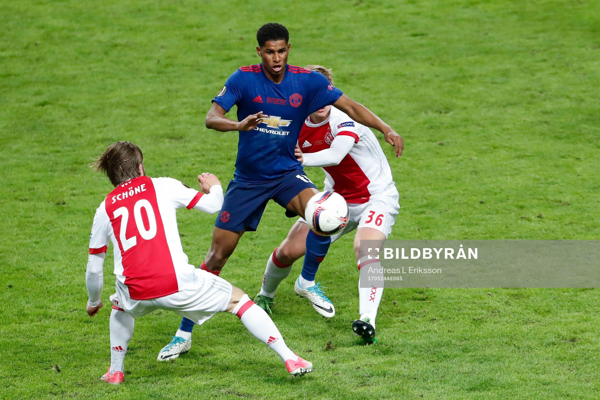 Ajax Lasse Schöne och Matthijs de Ligt försvarar mot