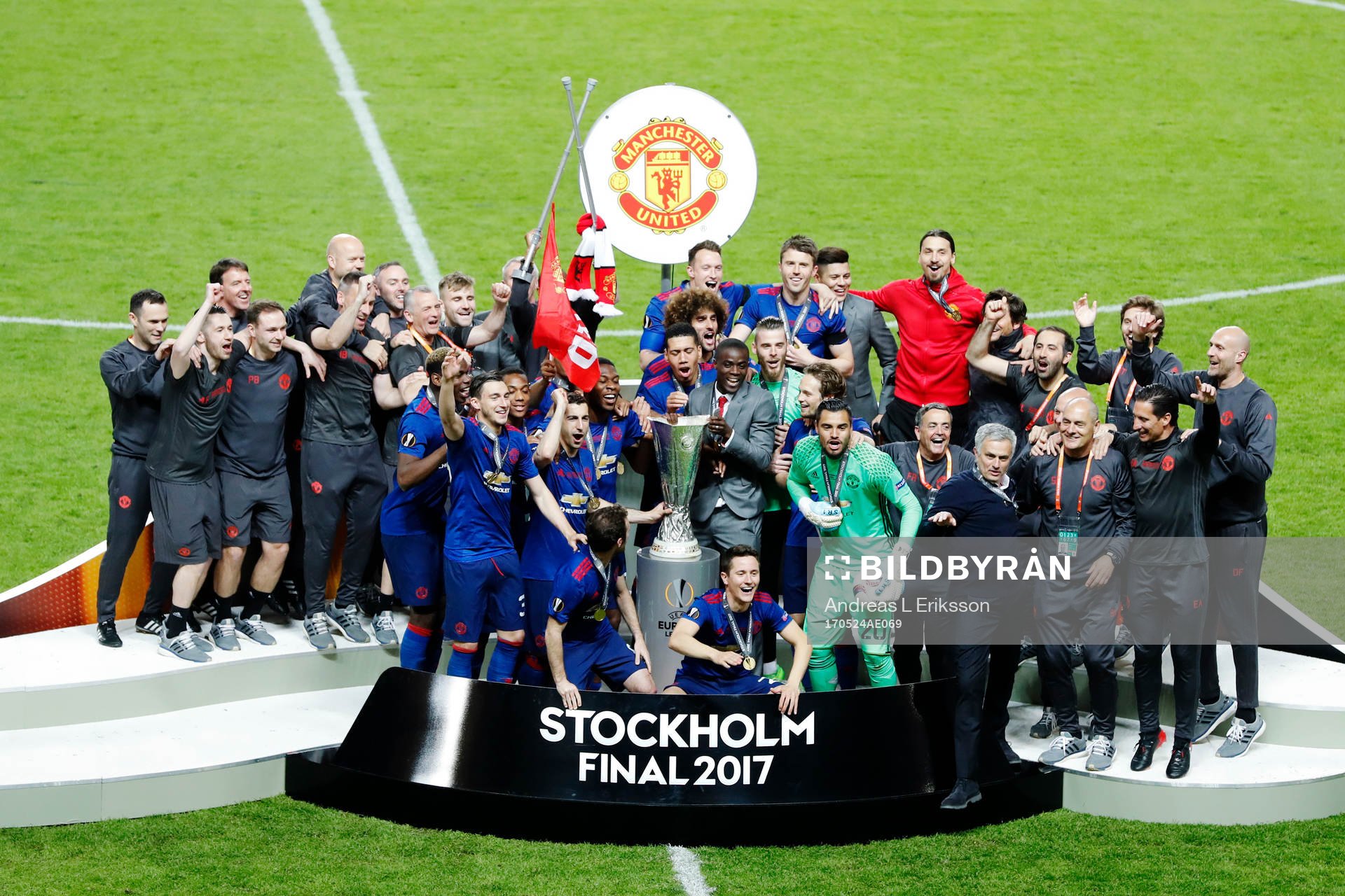 Manchester Uniteds spelare jublar med pokalen