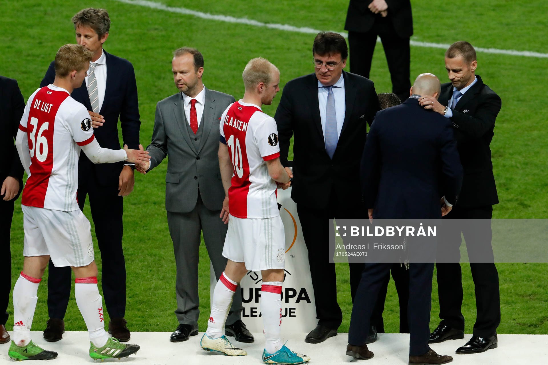 Ajax Matthijs de Ligt och Davy Klaassen tar emot sina