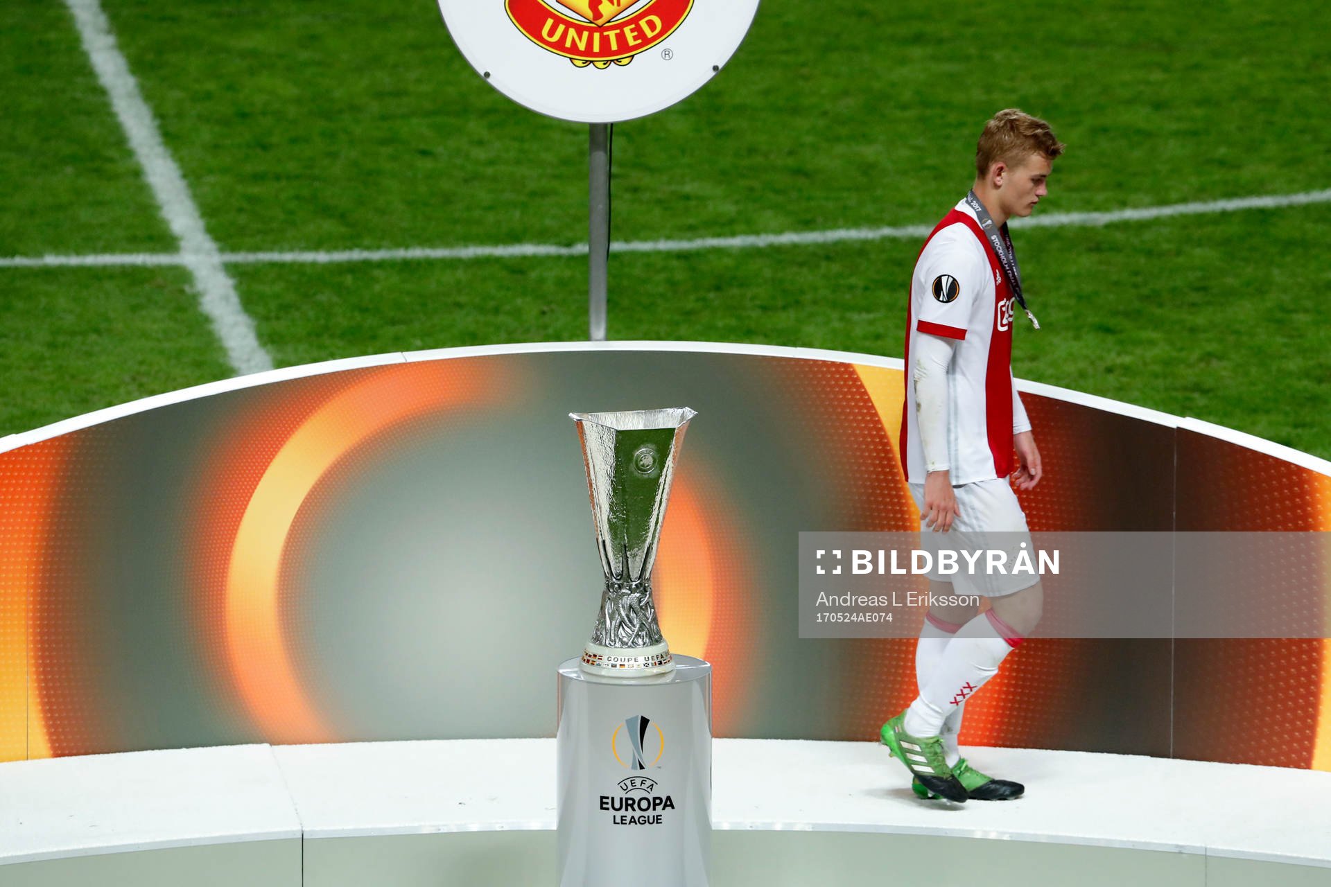 Ajax Matthijs de Ligt deppar när han går förbi pokalen