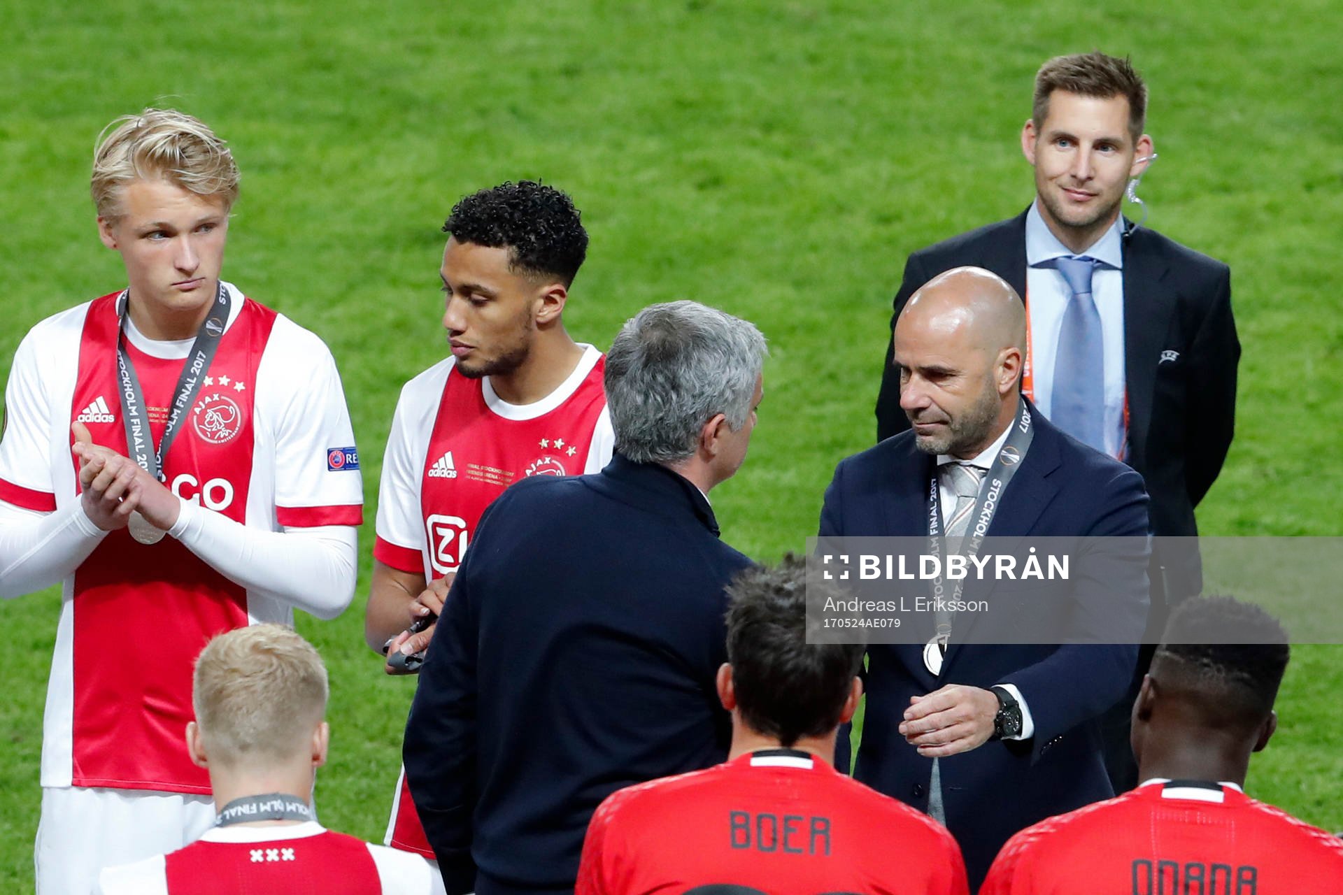 Manchester Uniteds tränare José Mourinho gratuleras av