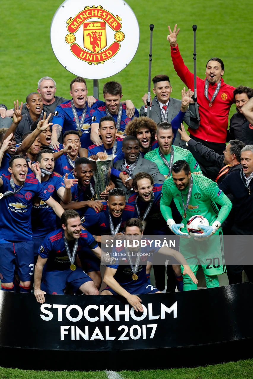 Manchester Uniteds Zlatan Ibrahimovic jublar med lagkamrater som lyfter pokalen på podiet efter vinsten i finalen i Europa League mellan Ajax och Manchester United den 24 maj 2017 i Stockholm.