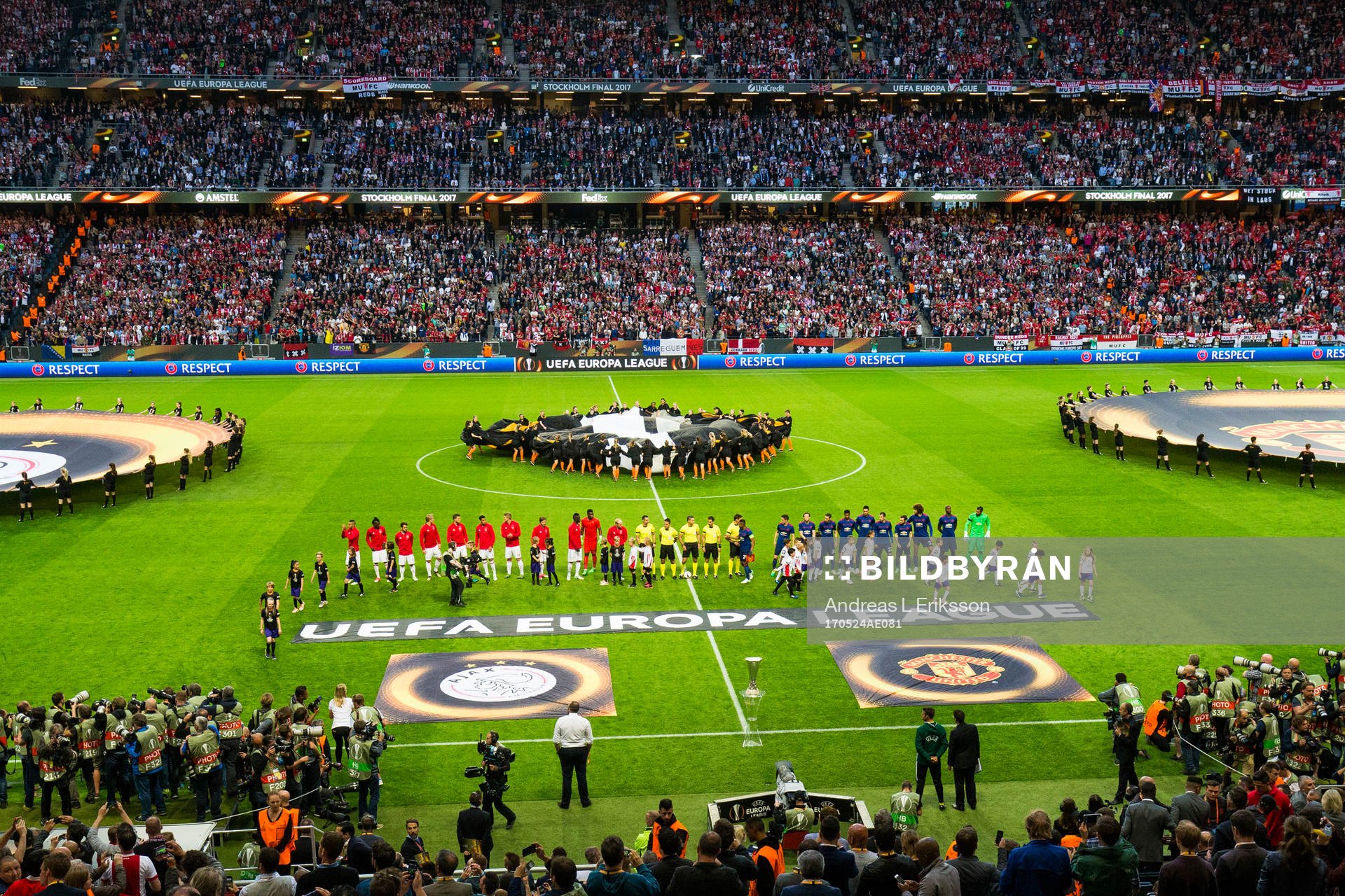 Spelare och domare ställer upp innan finalen i Europa