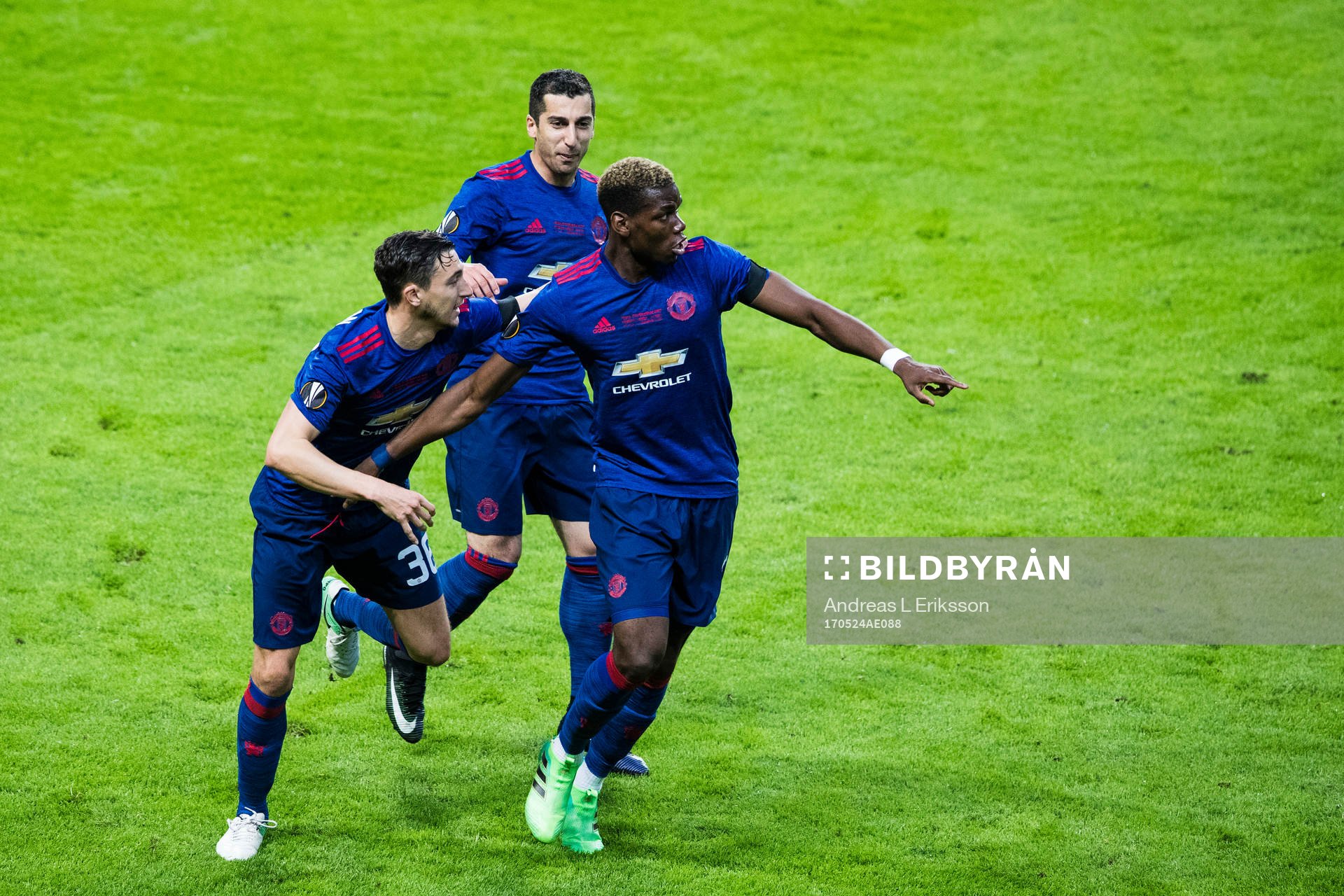 Manchester Uniteds Matteo Darmian och Henrikh Mkhitaryan jublar tillsammans med Paul Pogba som gjort 0-1 för Manchester United under finalen i Europa League mellan Ajax och Manchester United den 24 maj 2017 i Stockholm. 