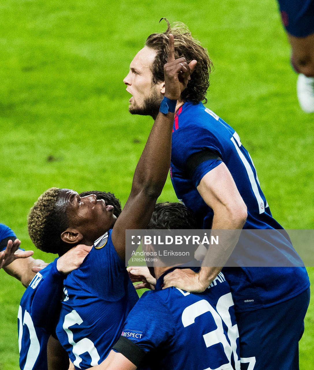 Manchester Uniteds Paul Pogba och Daley Blind jublar