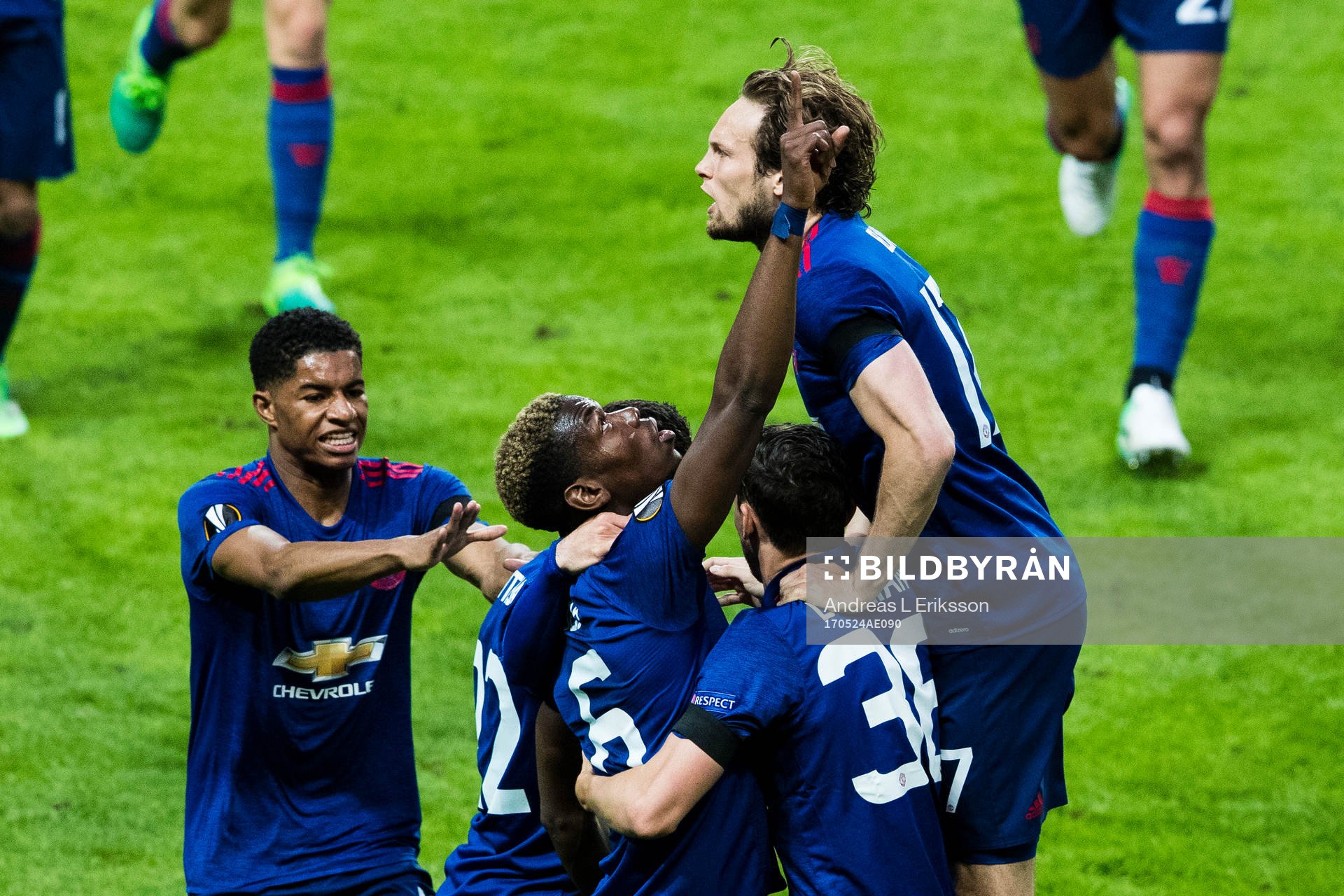 Manchester Uniteds Paul Pogba och Daley Blind jublar efter att Pogba gjort 0-1 för Manchester United under finalen i Europa League mellan Ajax och Manchester United den 24 maj 2017 i Stockholm.