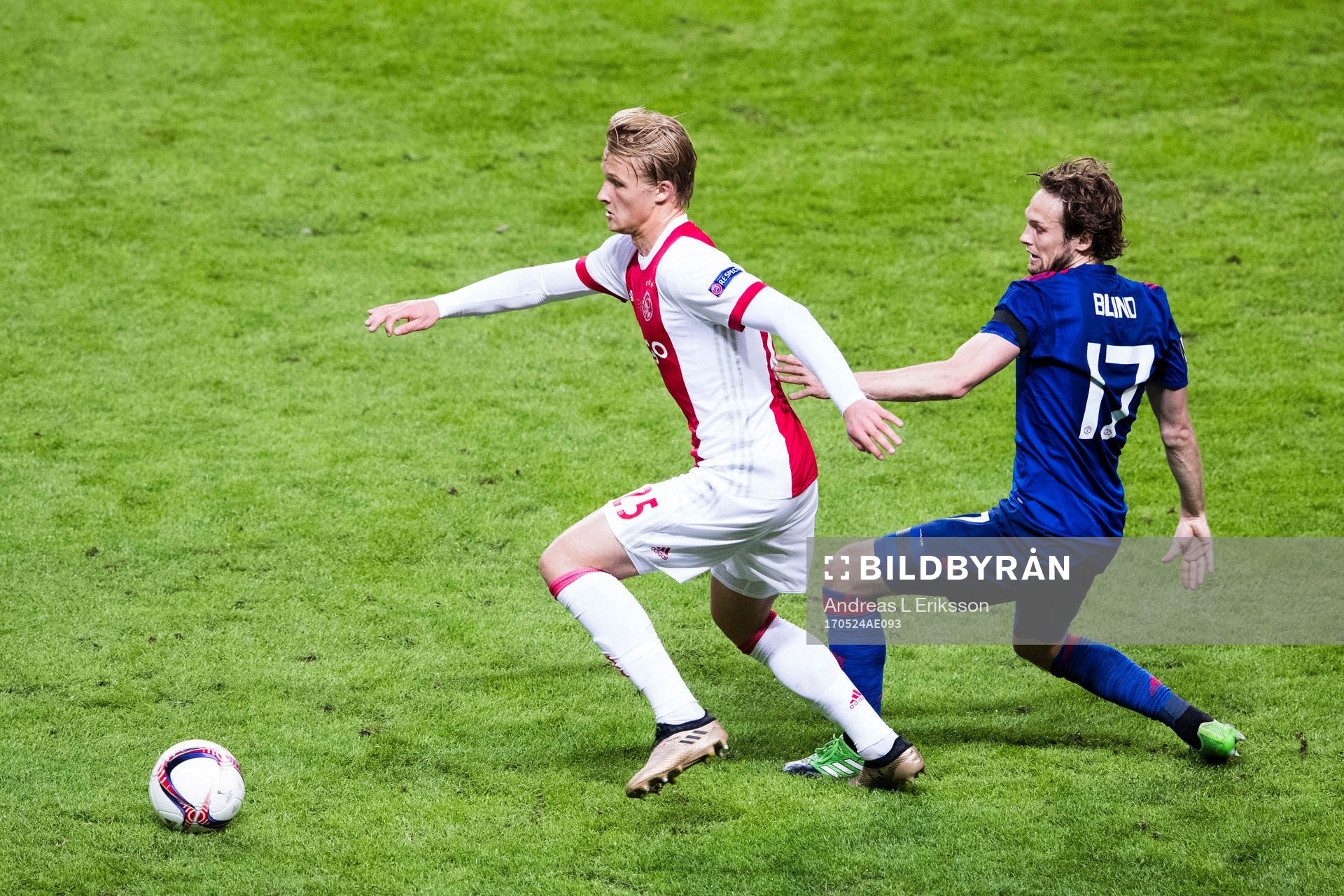 Ajax Kasper Dolberg och Manchester Uniteds Daley Blind under finalen i Europa League mellan Ajax och Manchester United den 24 maj 2017 i Stockholm.