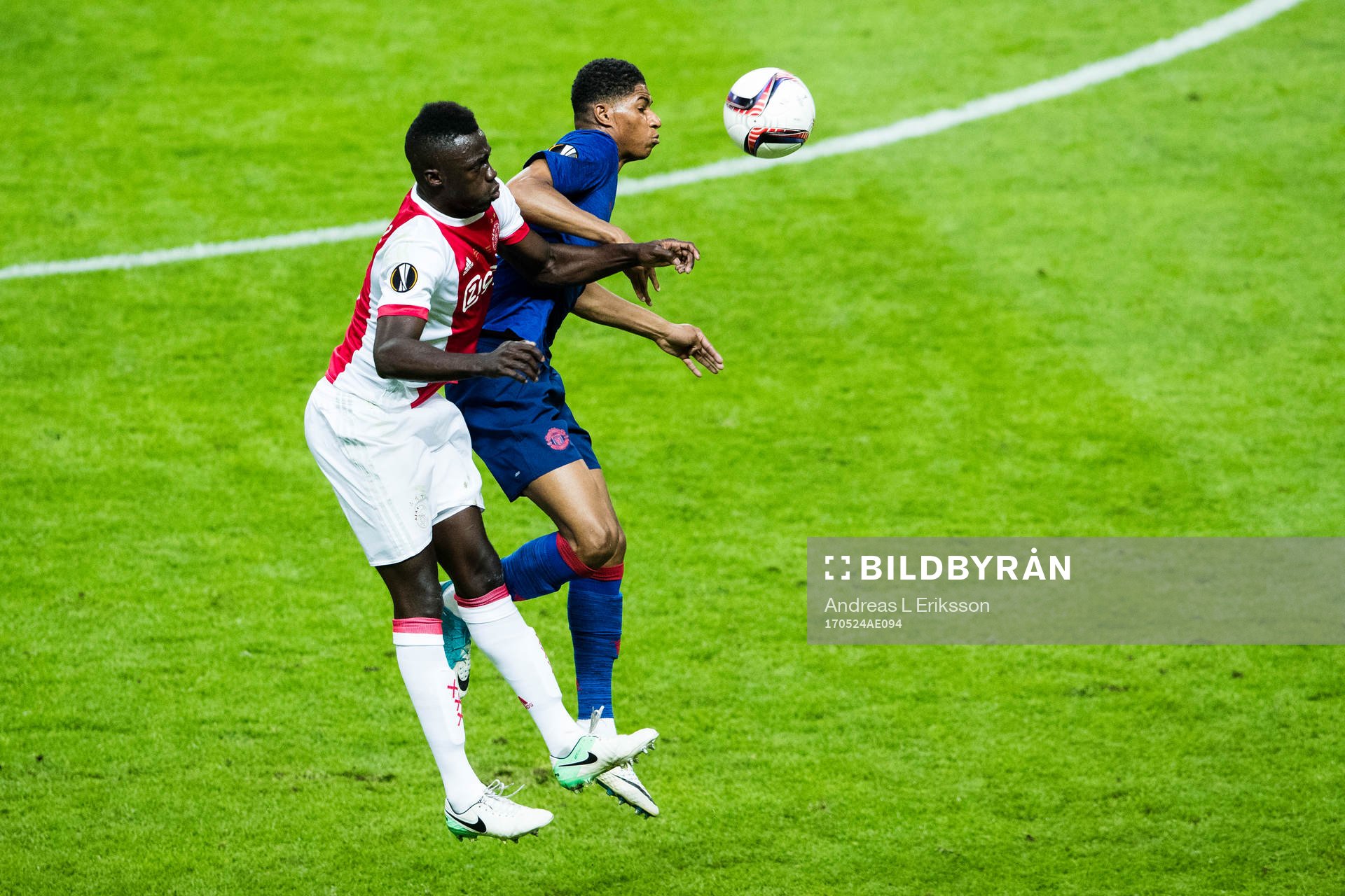 Ajax Davinson Sánchez i en nickduell med Manchester Uniteds Marcus Rashford under finalen i Europa League mellan Ajax och Manchester United den 24 maj 2017 i Stockholm.