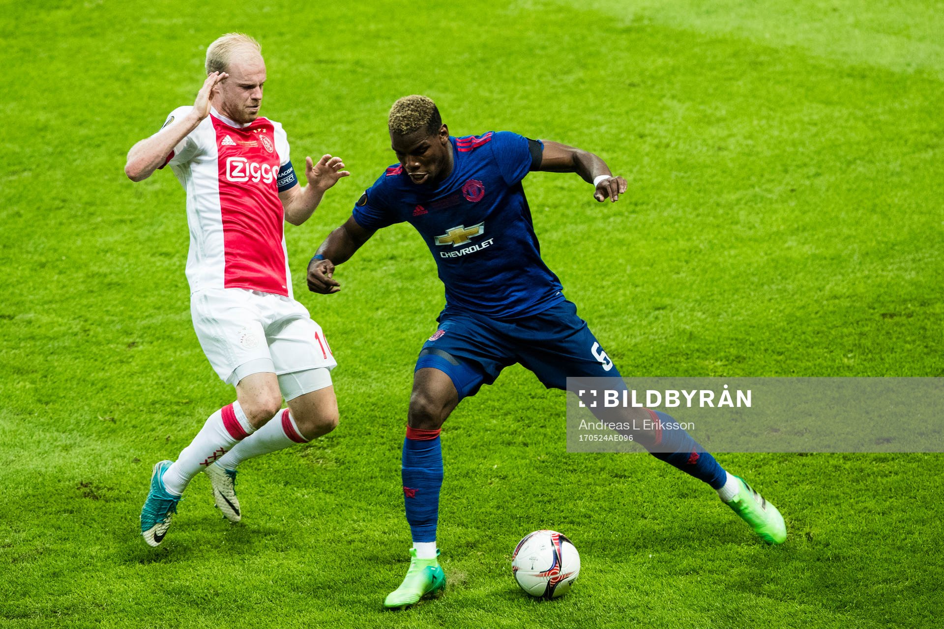 Ajax Davy Klaassen i kamp om bollen med Manchester Uniteds