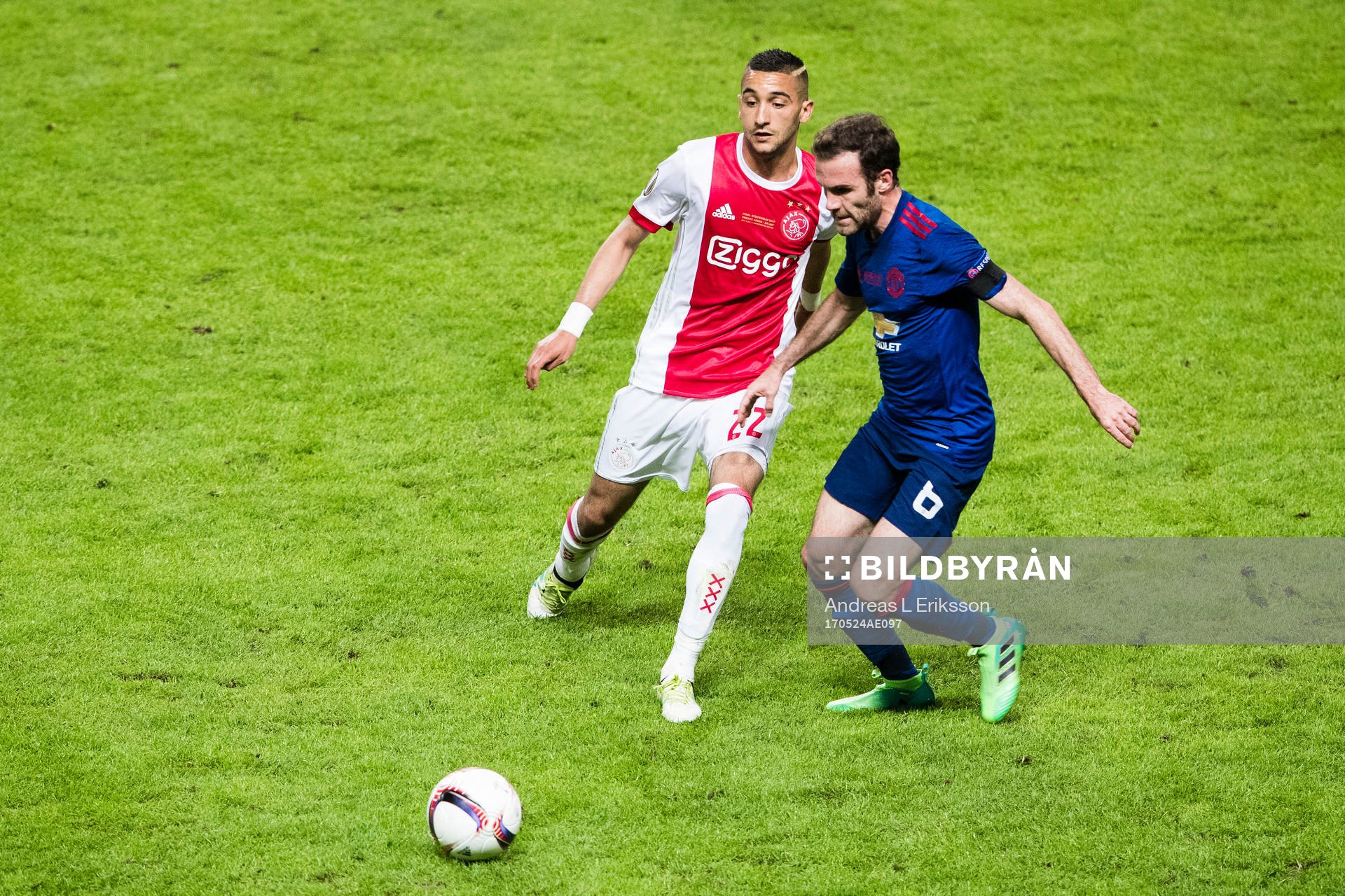 Ajax Hakim Ziyech och Manchester Uniteds Juan Mata