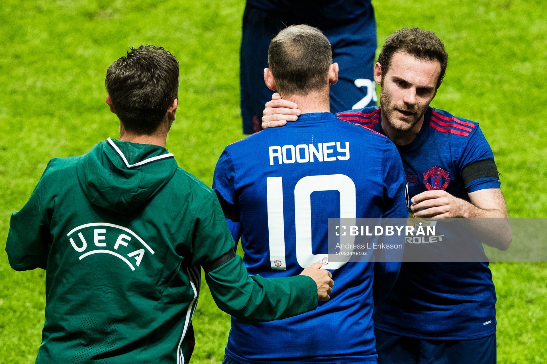 Manchester Uniteds Wayne Rooney byter med Juan Mata
