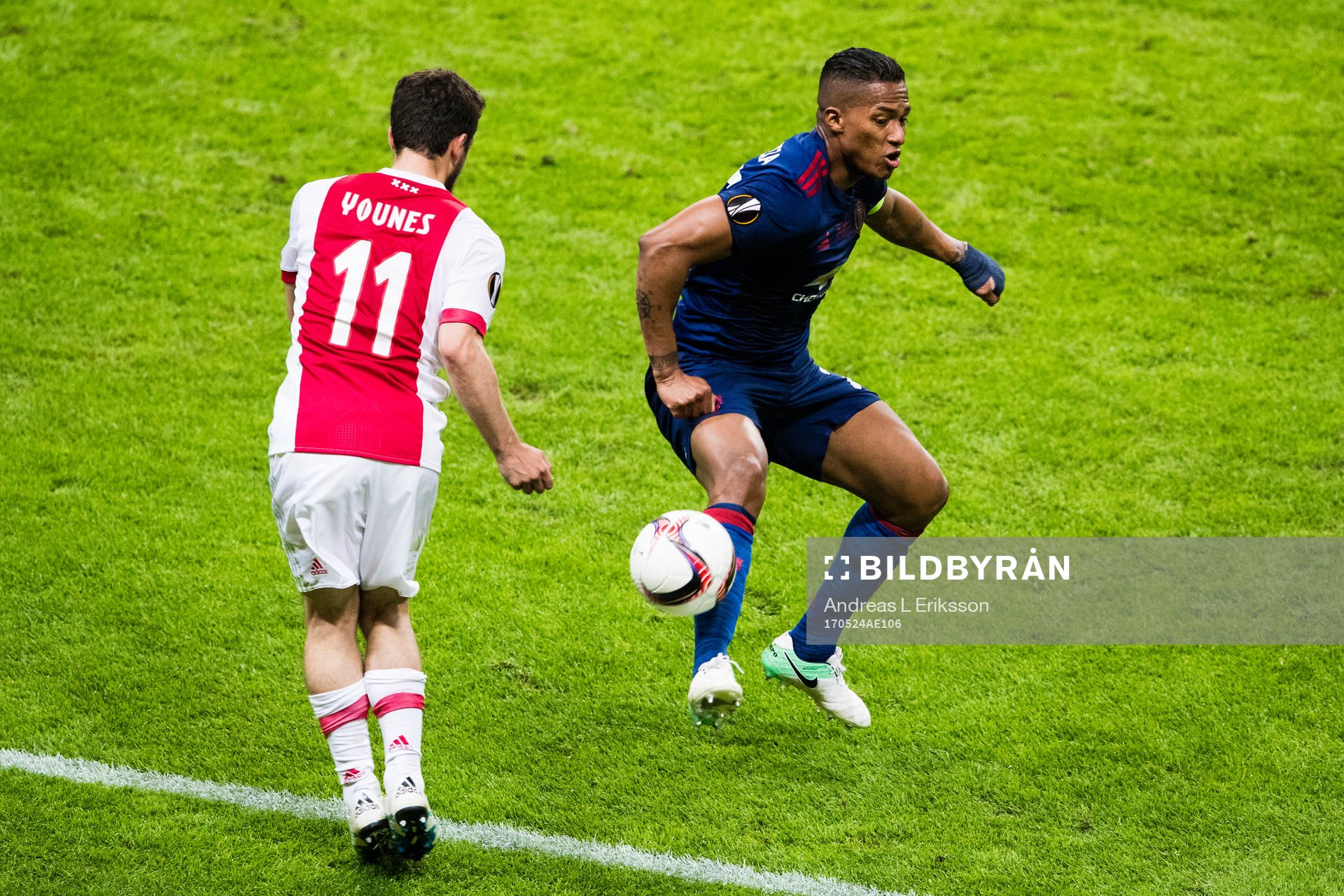 Ajax Amin Younes och Manchester Uniteds Antonio Valencia