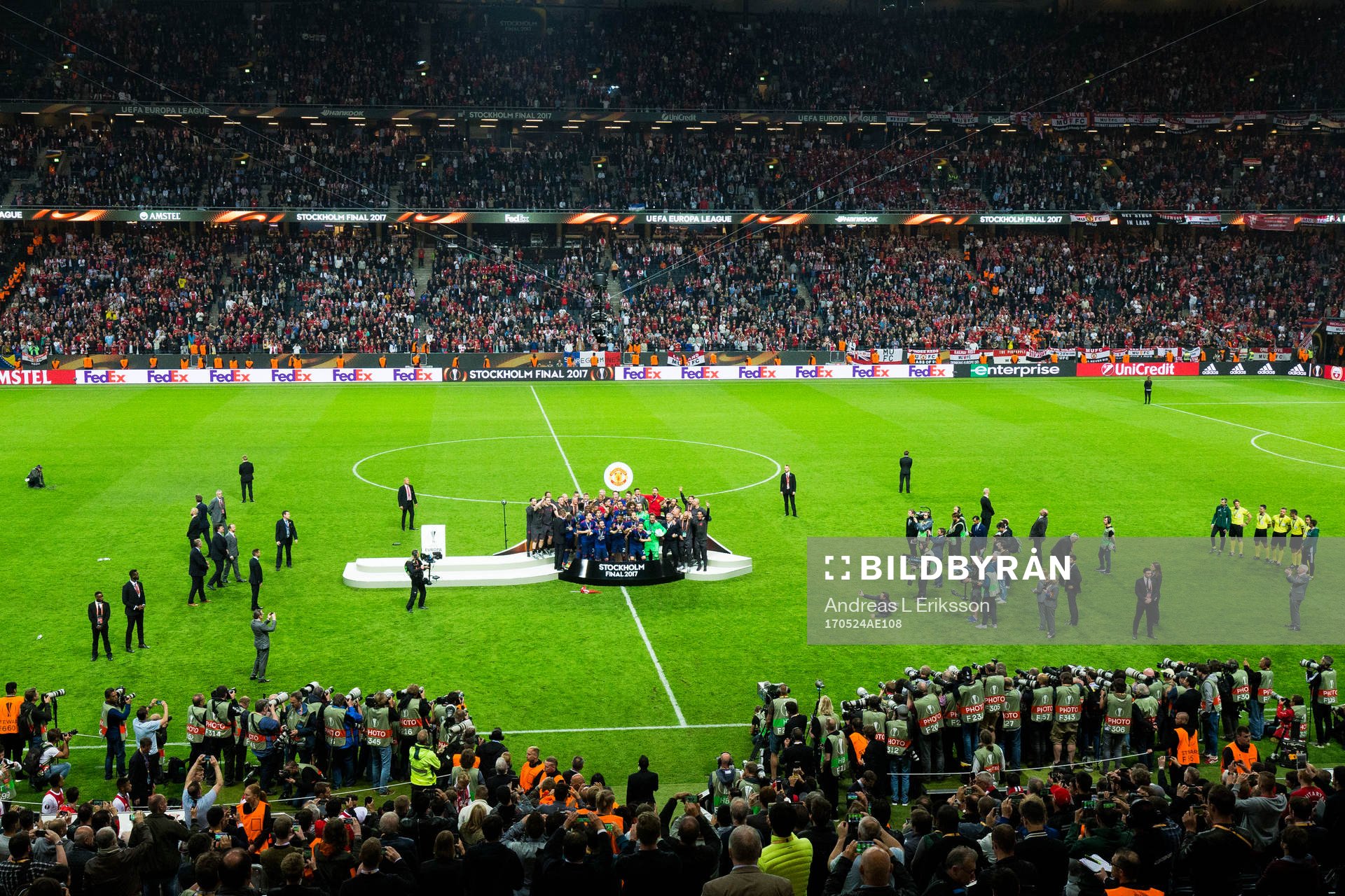 Manchester Uniteds spelare jublar med pokalen
