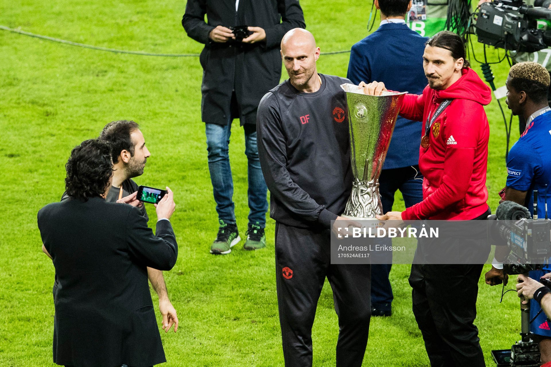 Manchester Uniteds Zlatan Ibrahimovic med pokalen