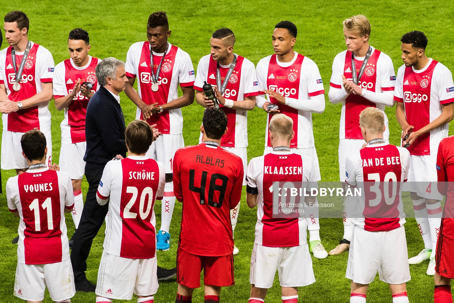 Ajax spelare applåderar åt Manchester Uniteds tränare