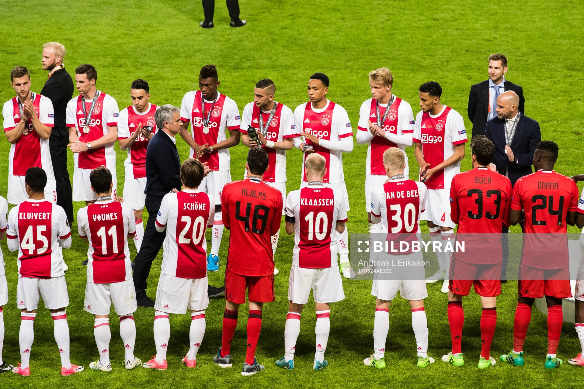 Ajax spelare applåderar åt Manchester Uniteds tränare