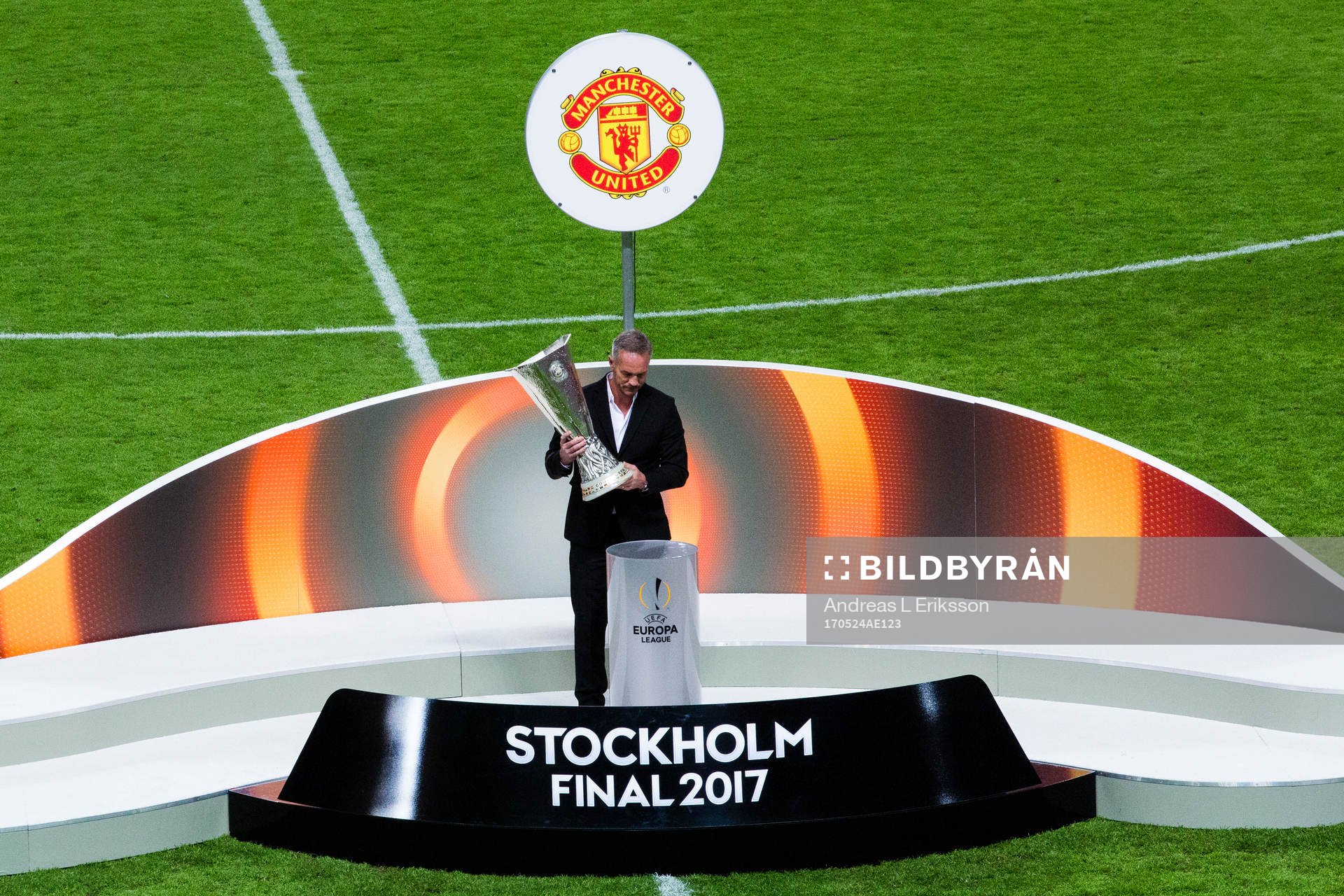 Patrik Andersson med pokalen innan prisceremonin