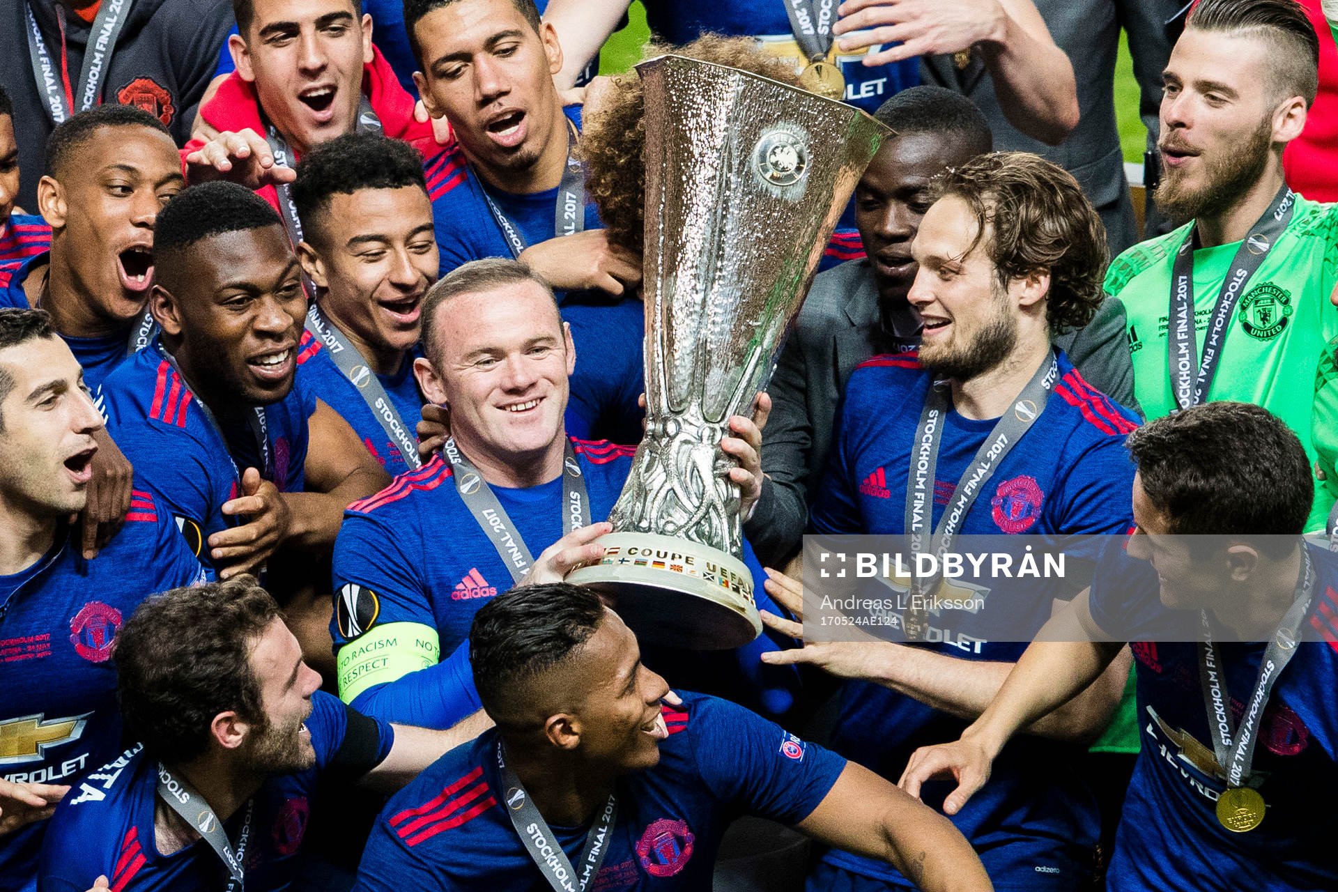 Manchester Uniteds Wayne Rooney håller upp pokalen och jublar tillsammans med sina lagkamrater efter vinsten i finalen i Europa League mellan Ajax och Manchester United den 24 maj 2017 i Stockholm.